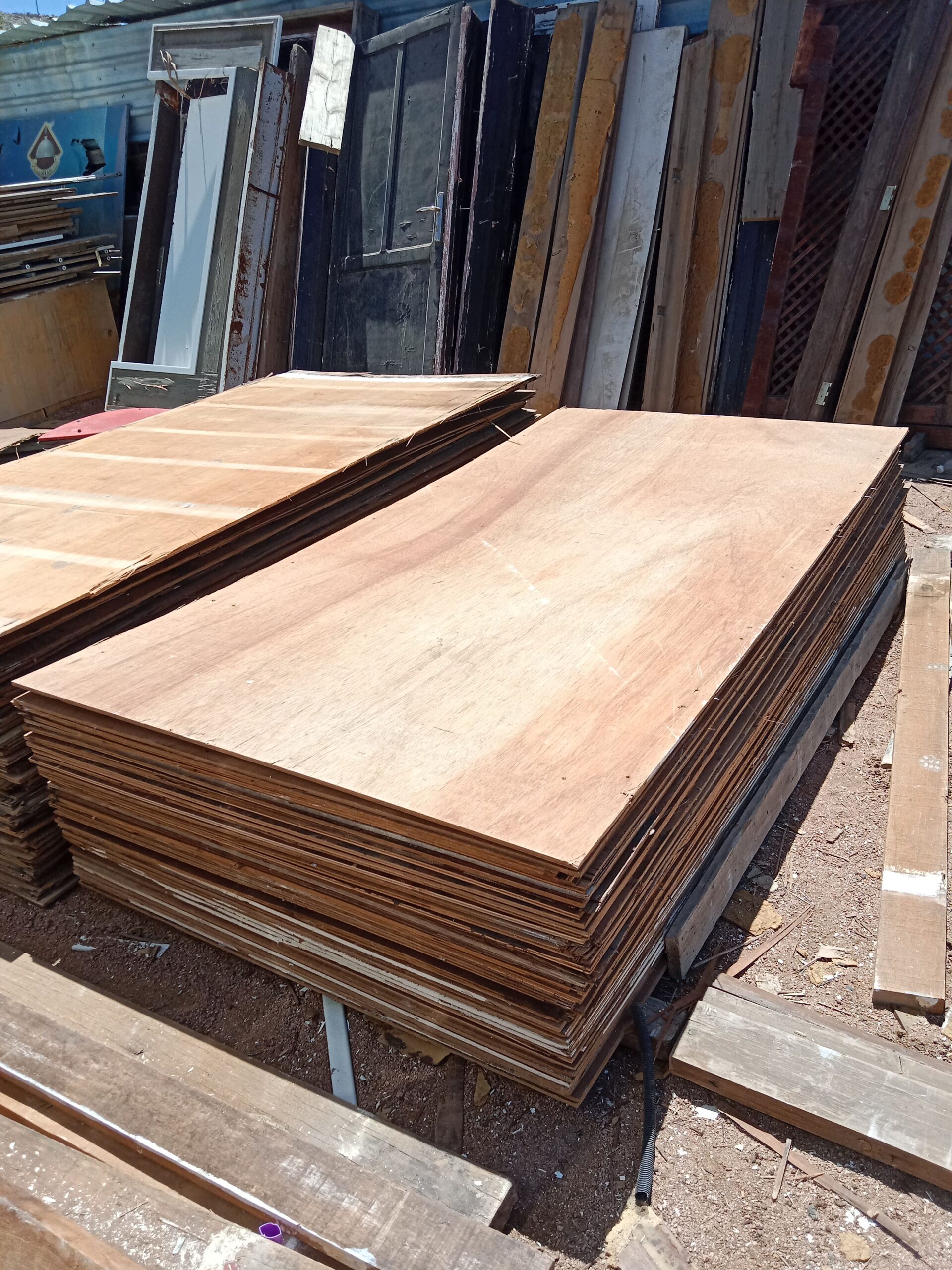 نشتري جميع انواع الحديد ولاخشاب وسكراب