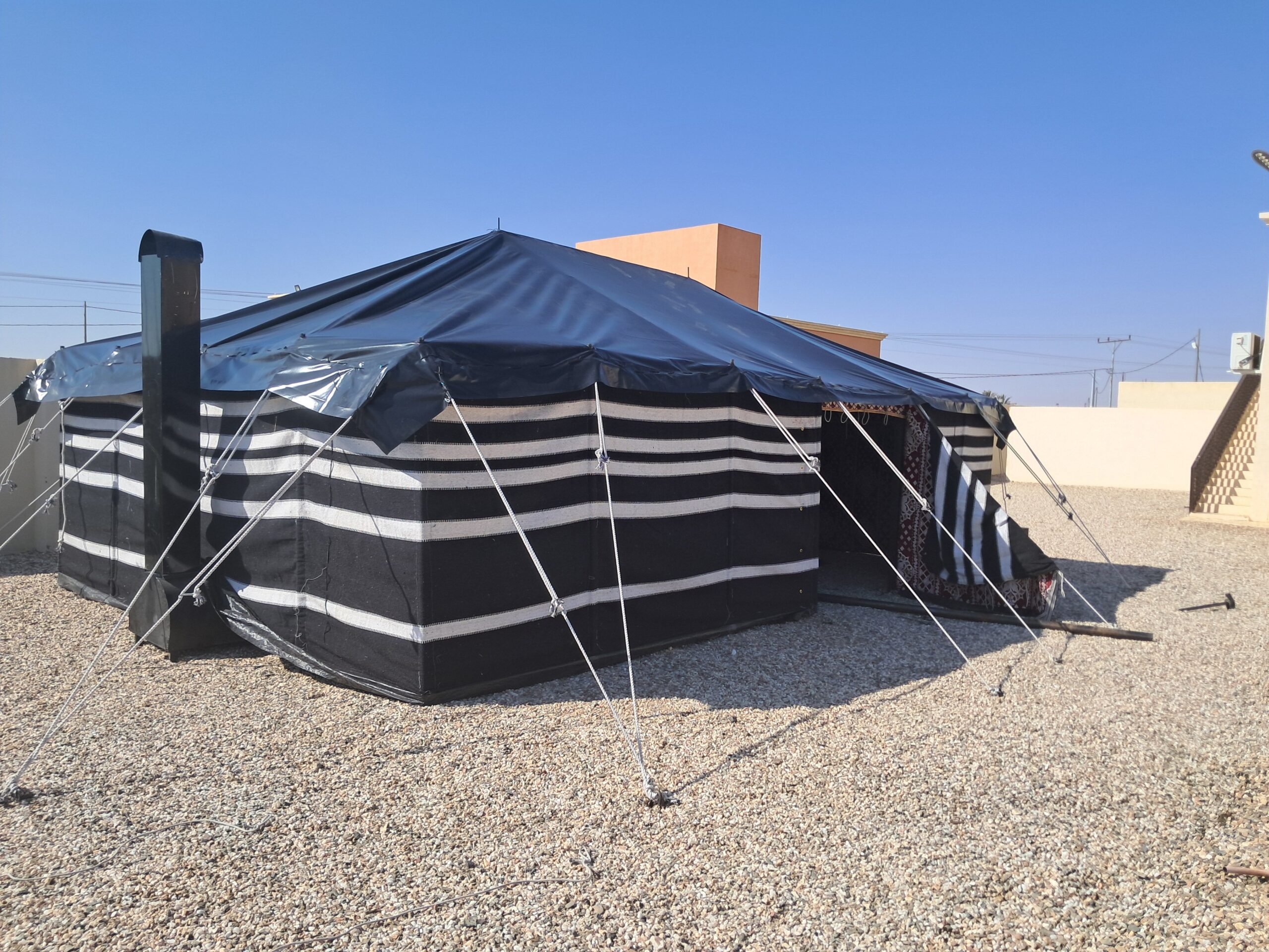 عمال بناء خيام