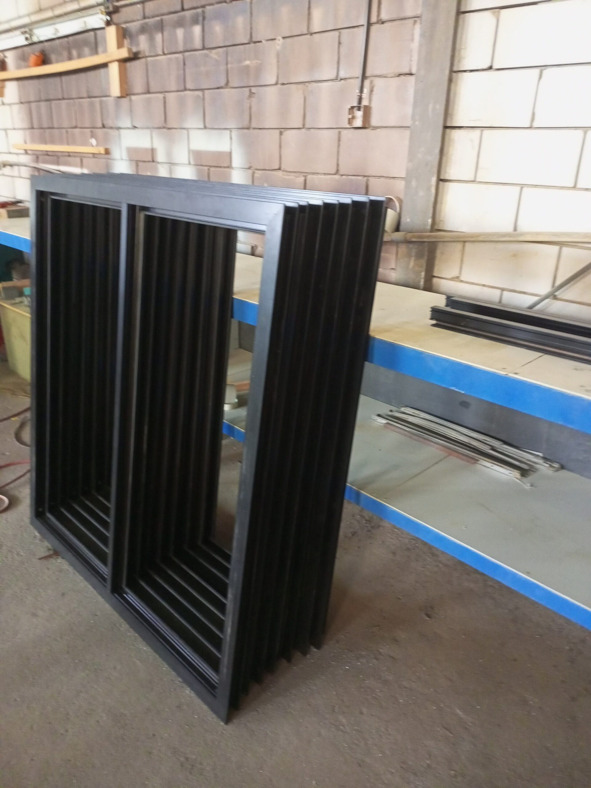 فني سوري تصليح شبابيك الشتر الامنيوم يدوي وكهرباء