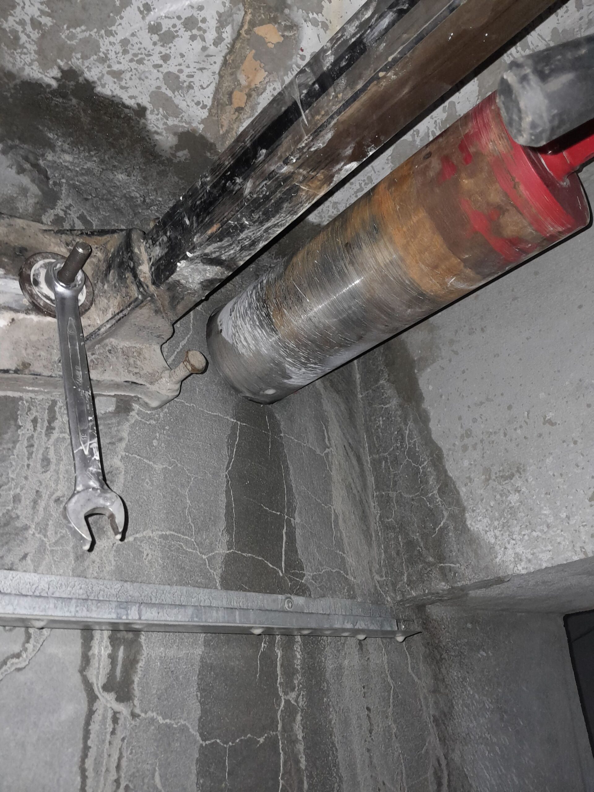 اعمال فتحات الكور والتهوية وقص الخرسانه