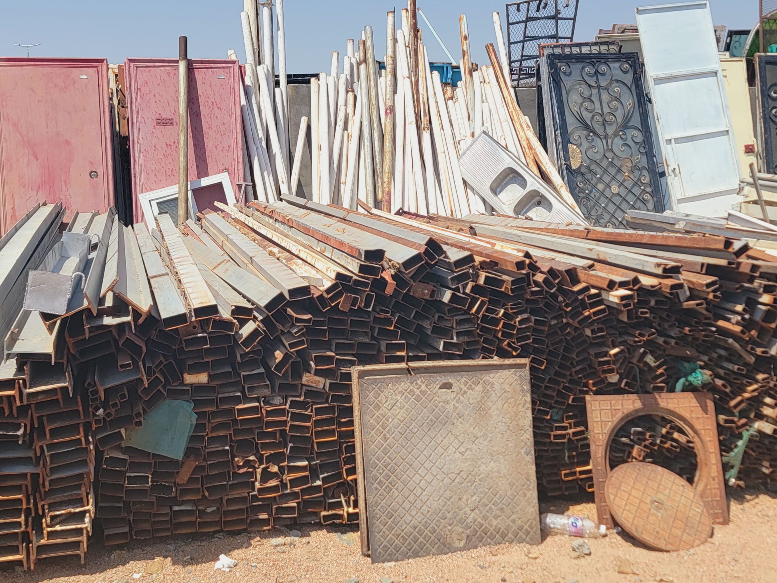 نشتري جميع انواع الحديد ولاخشاب وسكراب