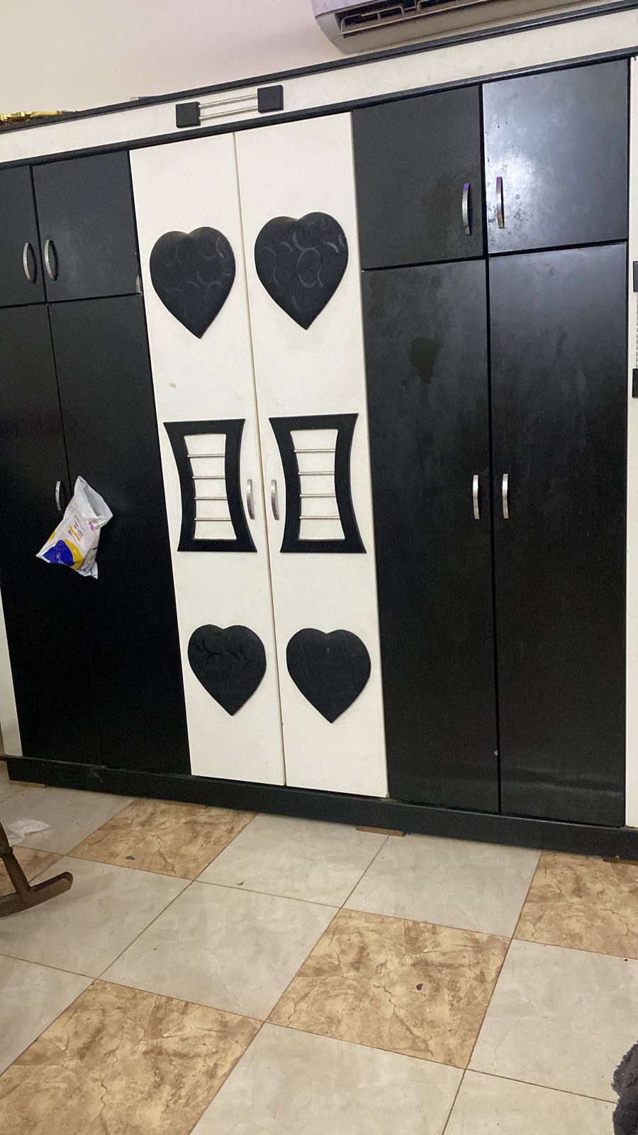 أقوم بشراء خزانة مورلم Sukhes وطاولة الزينة والسري