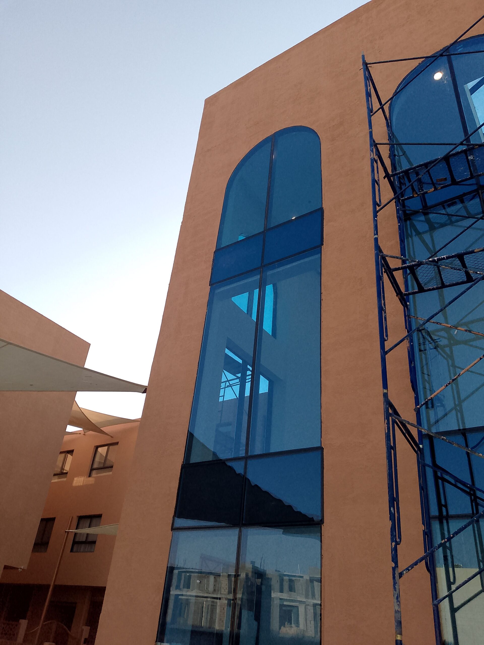 زجاج سكريت تركيب وتوريد وصيانه