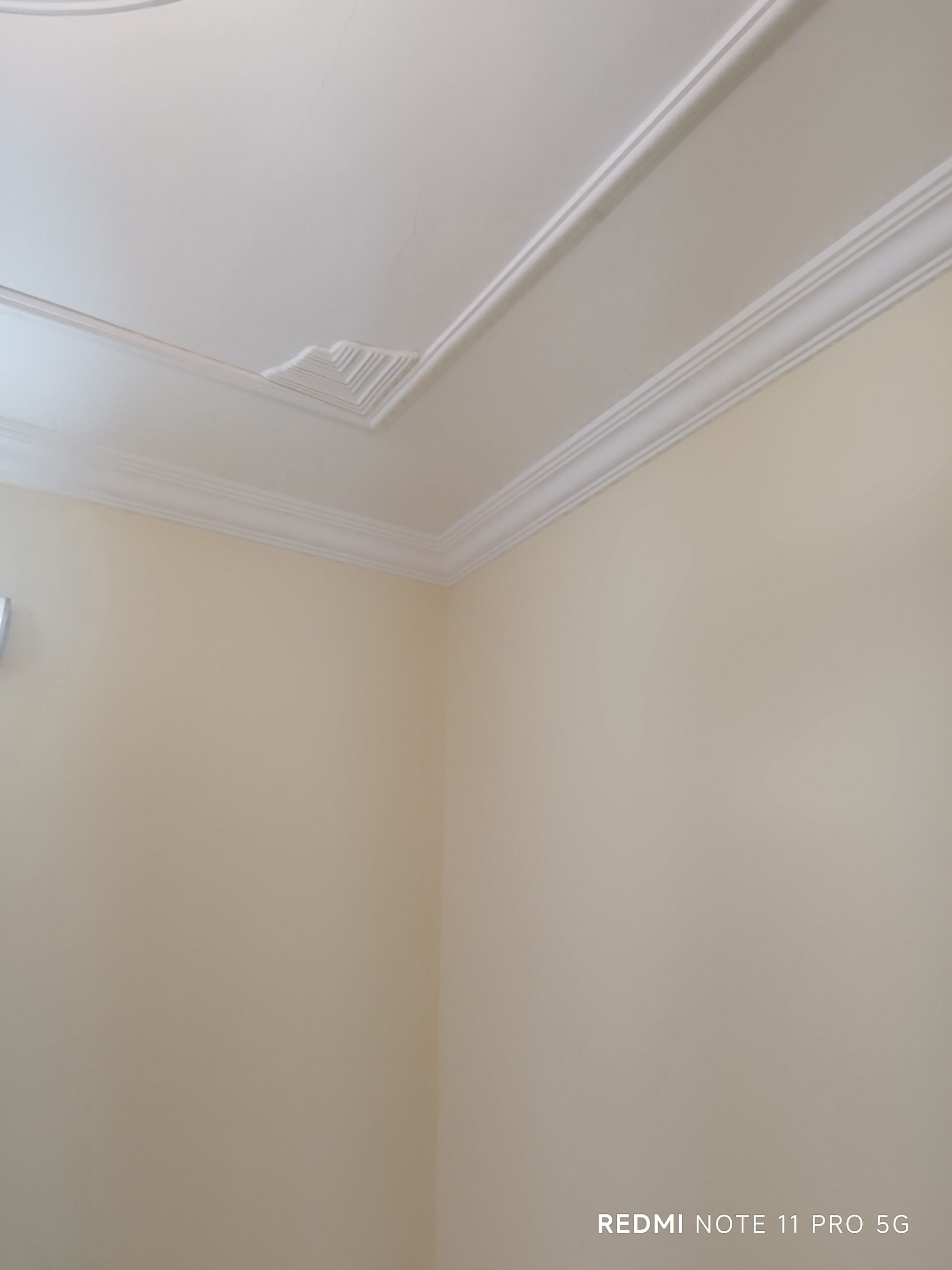 معلم دهانات وديكورات متمكن اتقان بالعمل ودقة بالمو