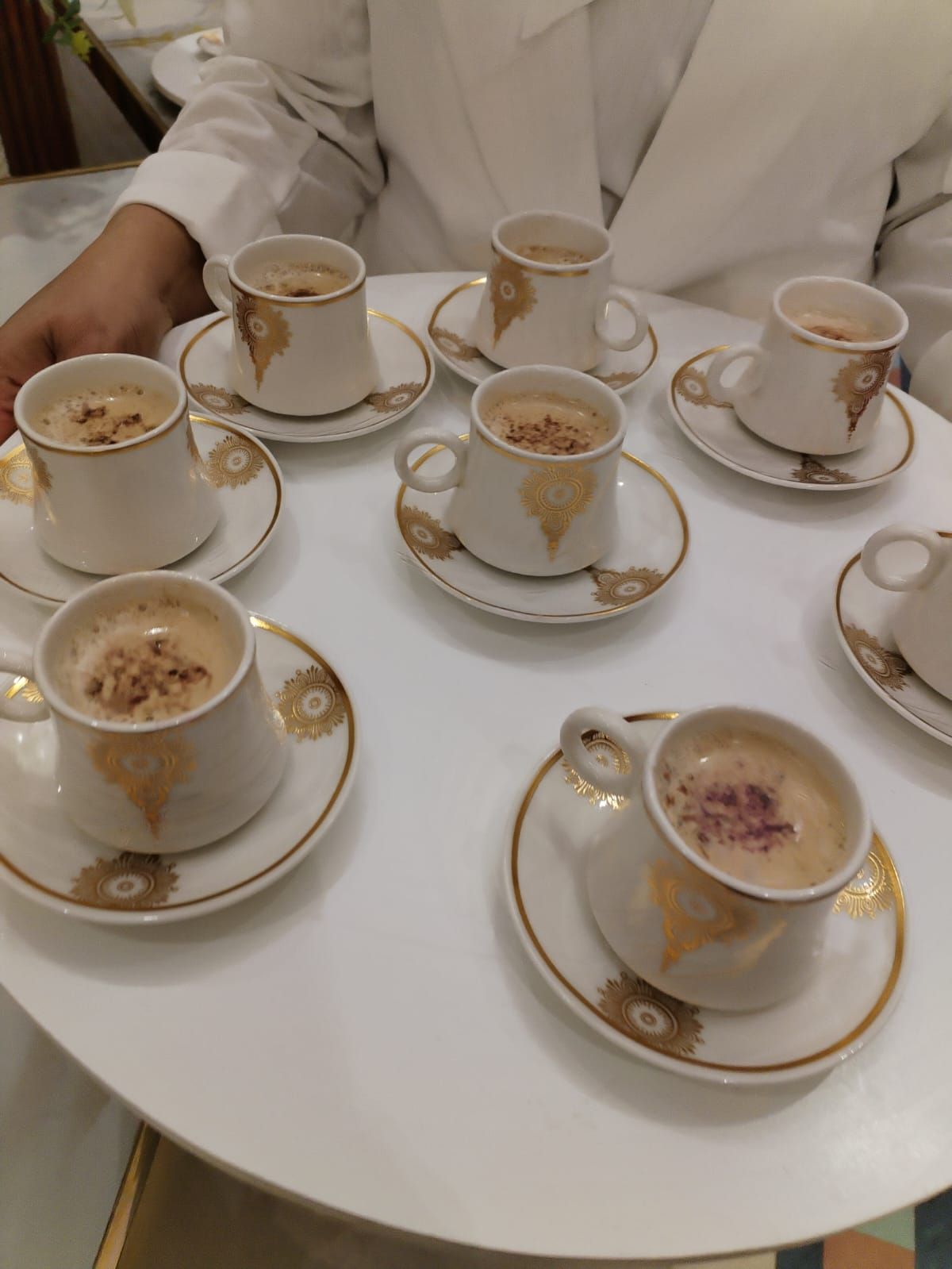 تاجير كراسي وطاولات وسماعات وزل ومكيفات وجلسات شعب