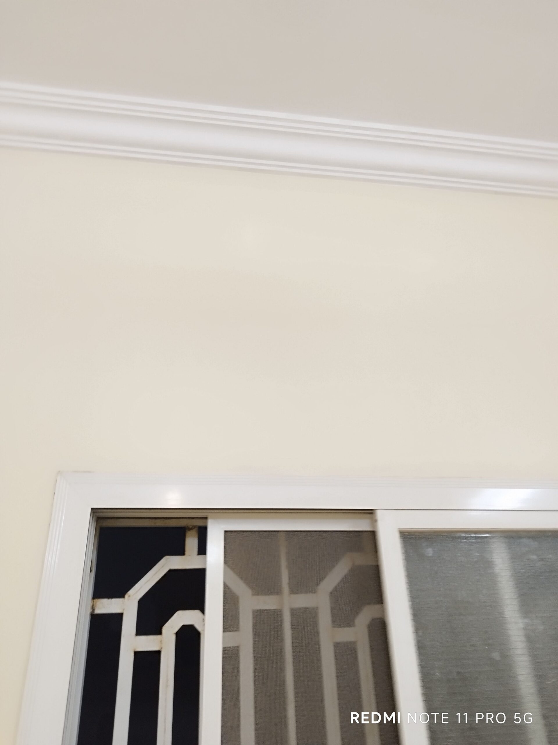 معلم دهانات وديكورات متمكن اتقان بالعمل ودقة بالمو