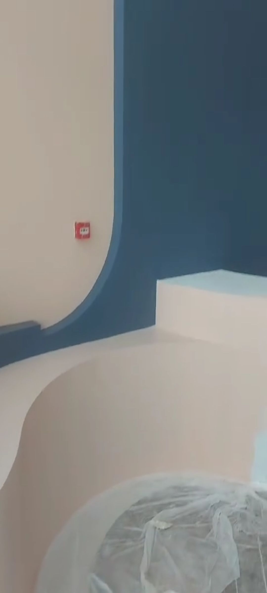 معلم دهانات وديكورات متمكن اتقان بالعمل ودقة بالمو