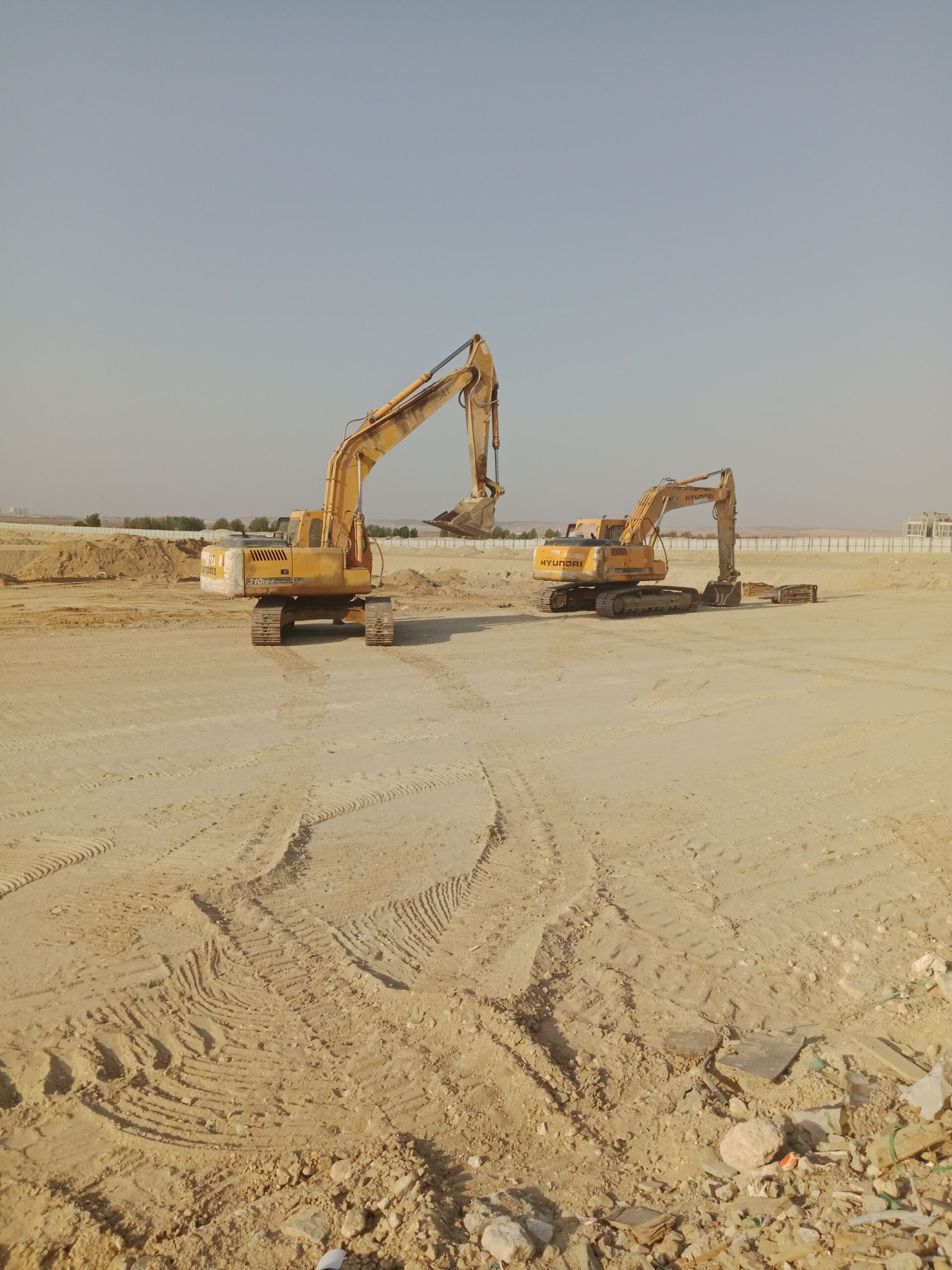 يوجد لدينا بوكلين ل حفر الارضي وترحيل المخلفات نشت