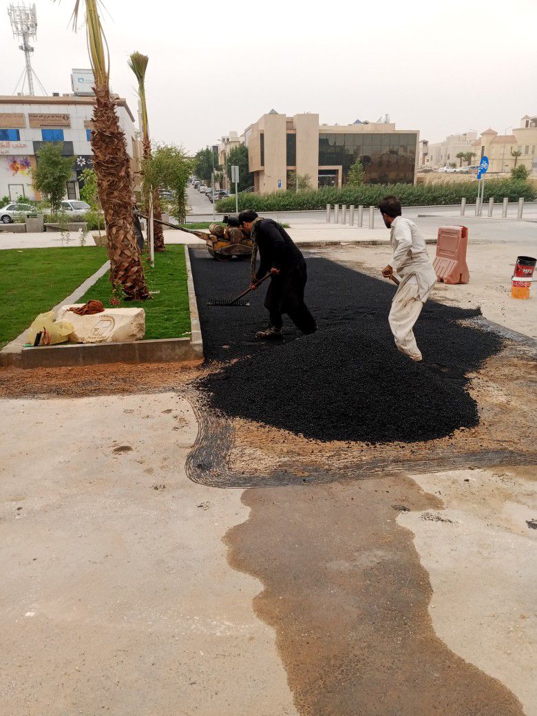 متخصصون في تنفيذ اعمال اسفلت طريق شوارع مواقف