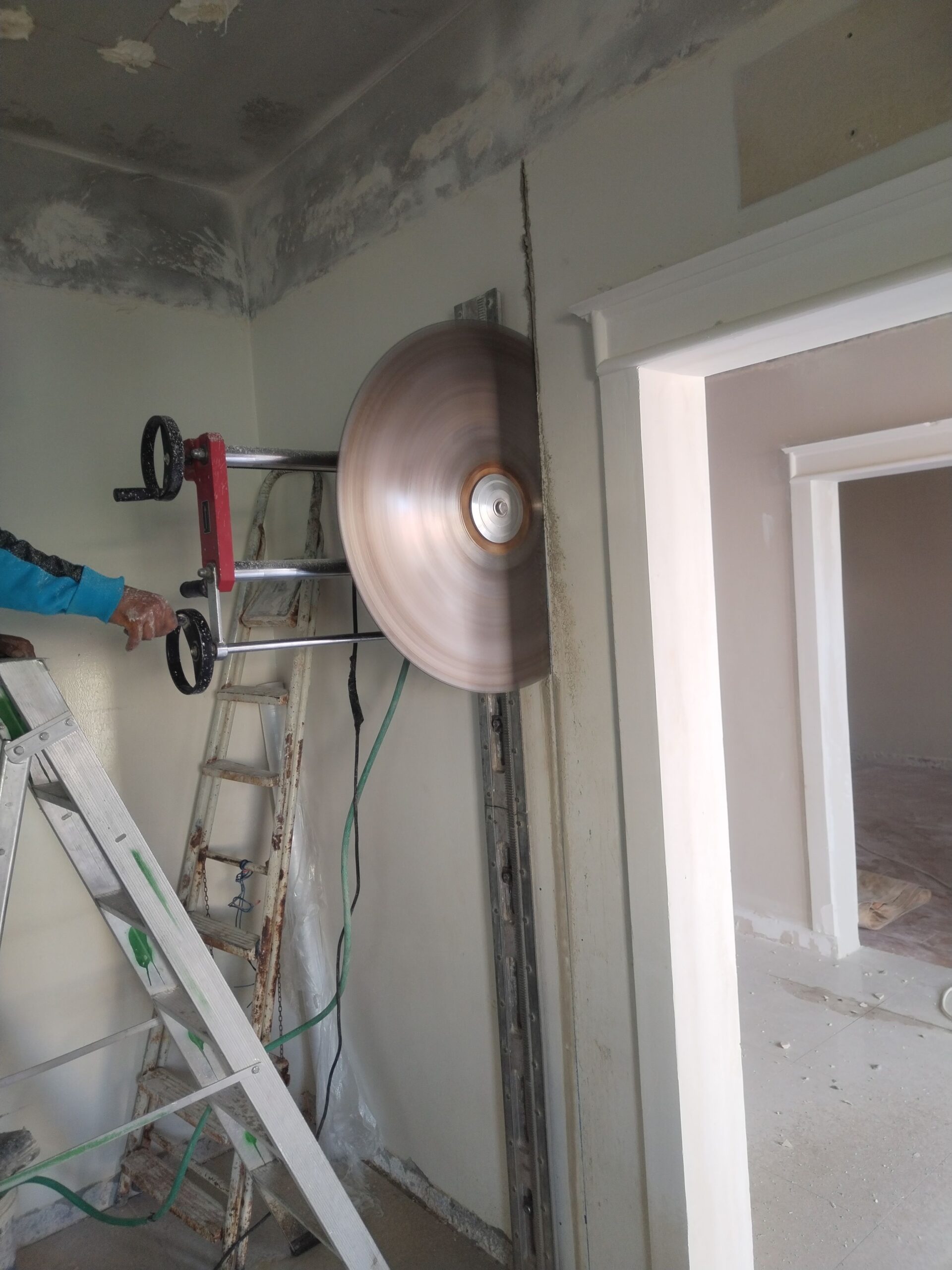 قص وتخريم الخرسانه بدون اهتزاز