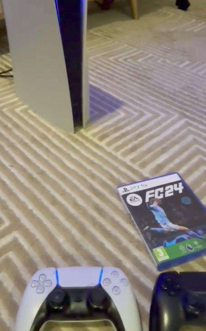 سوني 5 معاه 2يدات وشريط فيفا 24 مدخل سيدي