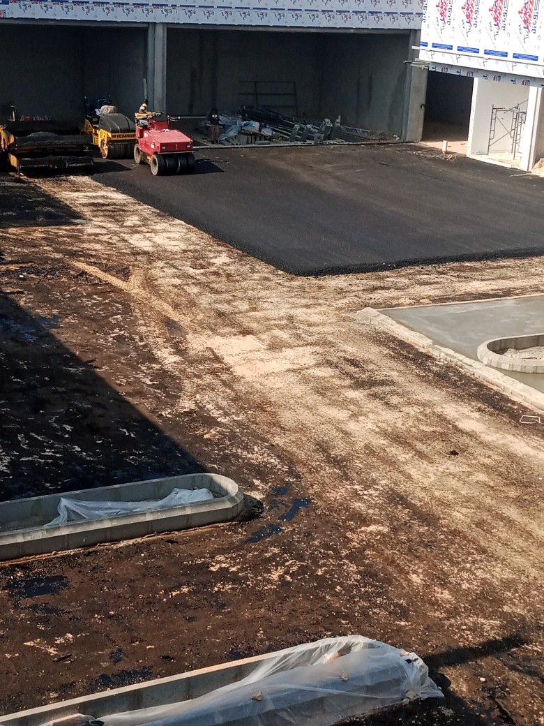 متخصصون في تنفيذ اعمال اسفلت طريق شوارع مواقف