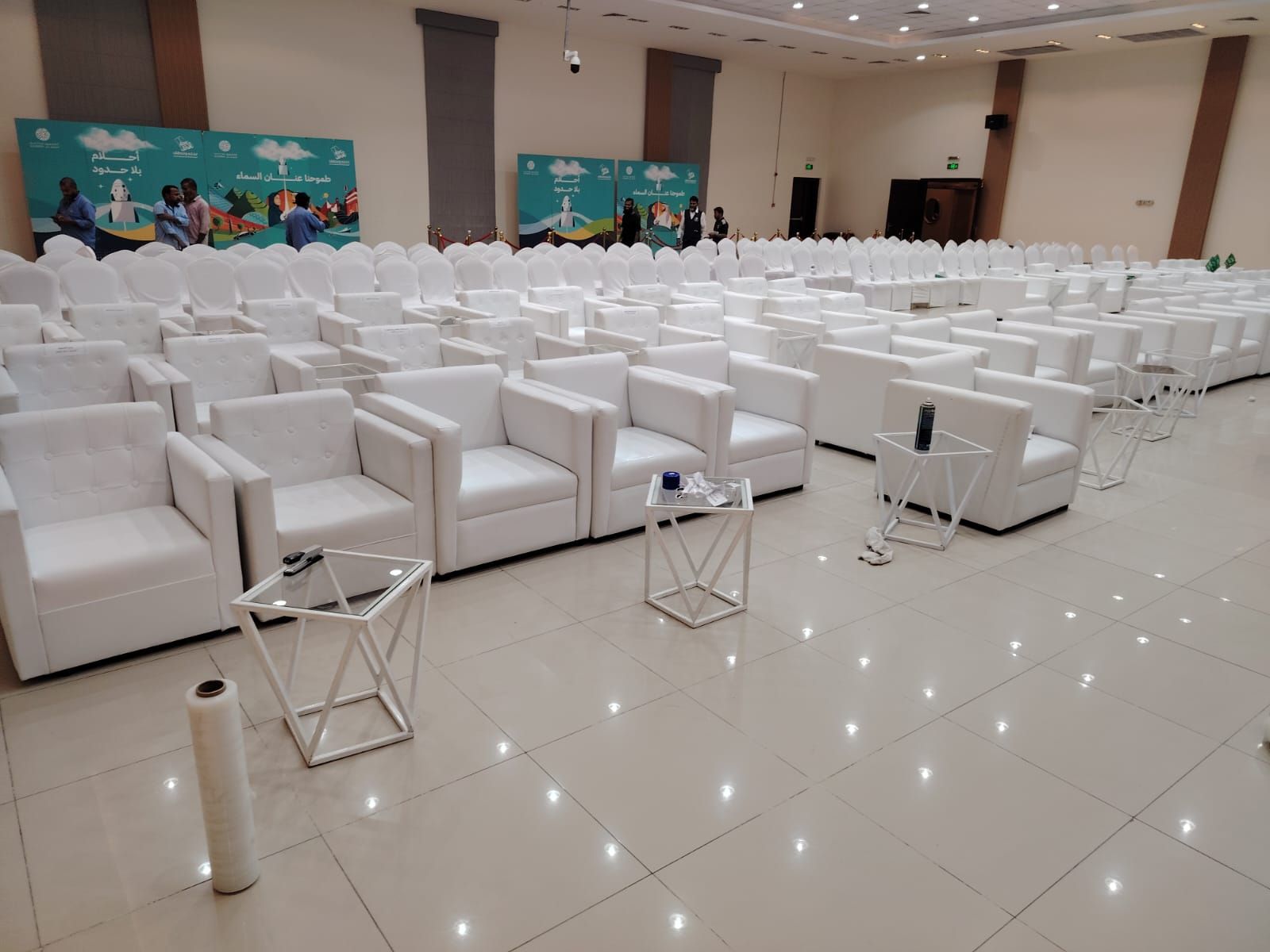 تاجير كراسي وطاولات وسماعات وزل ومكيفات وجلسات شعب