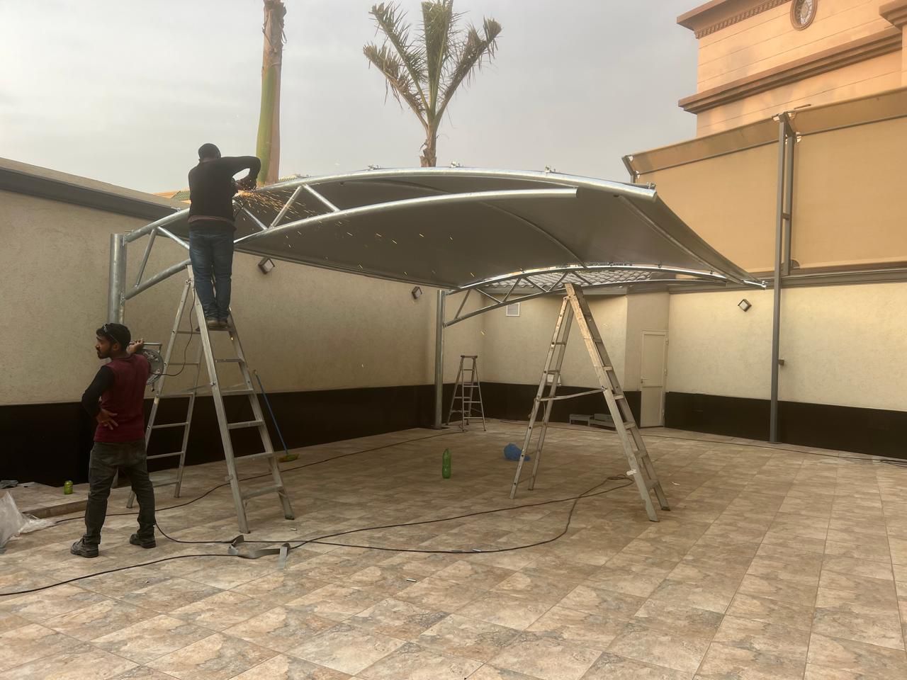 مظلات سواتر وبيوت شعر