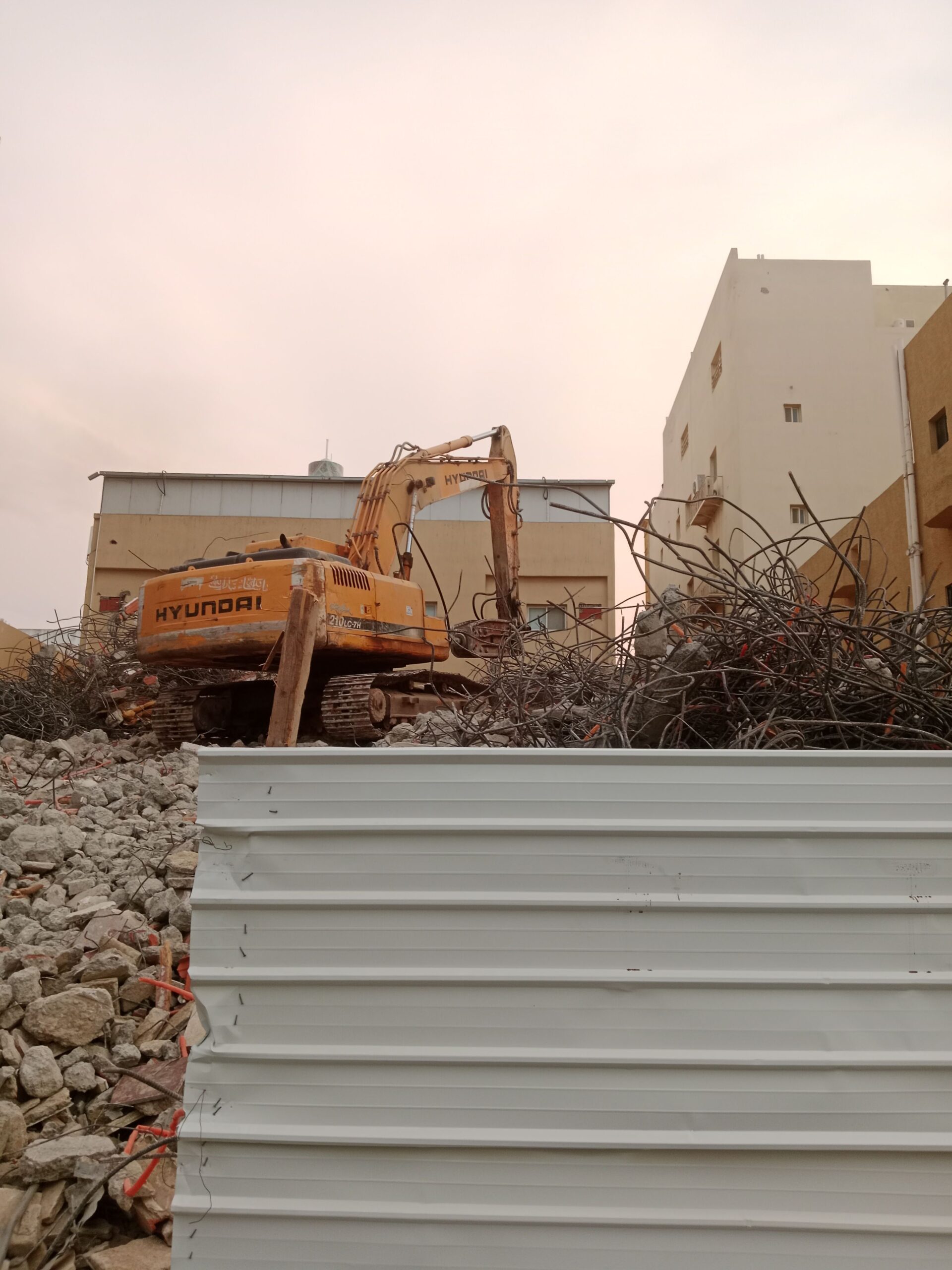 يوجد لدينا بوكلين ل حفر الارضي وترحيل المخلفات نشت