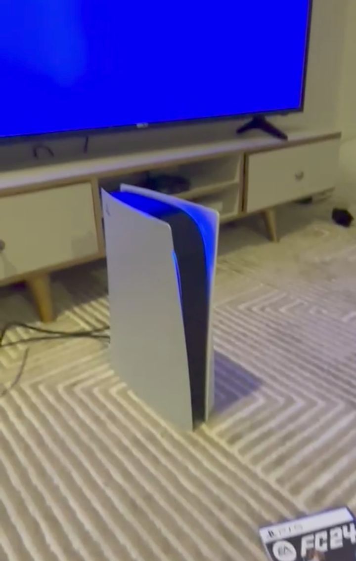 سوني 5 معاه 2يدات وشريط فيفا 24 مدخل سيدي