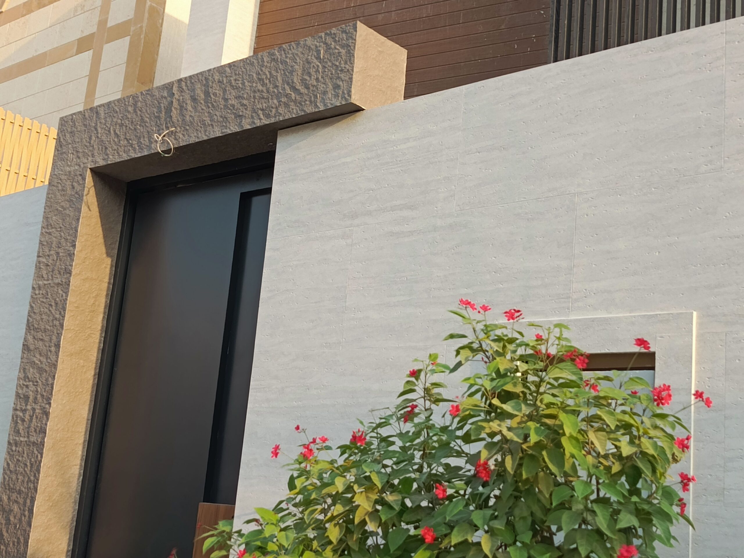 معلم تركيب صفائح حجري صفائح طيني داخلي او خارجي في