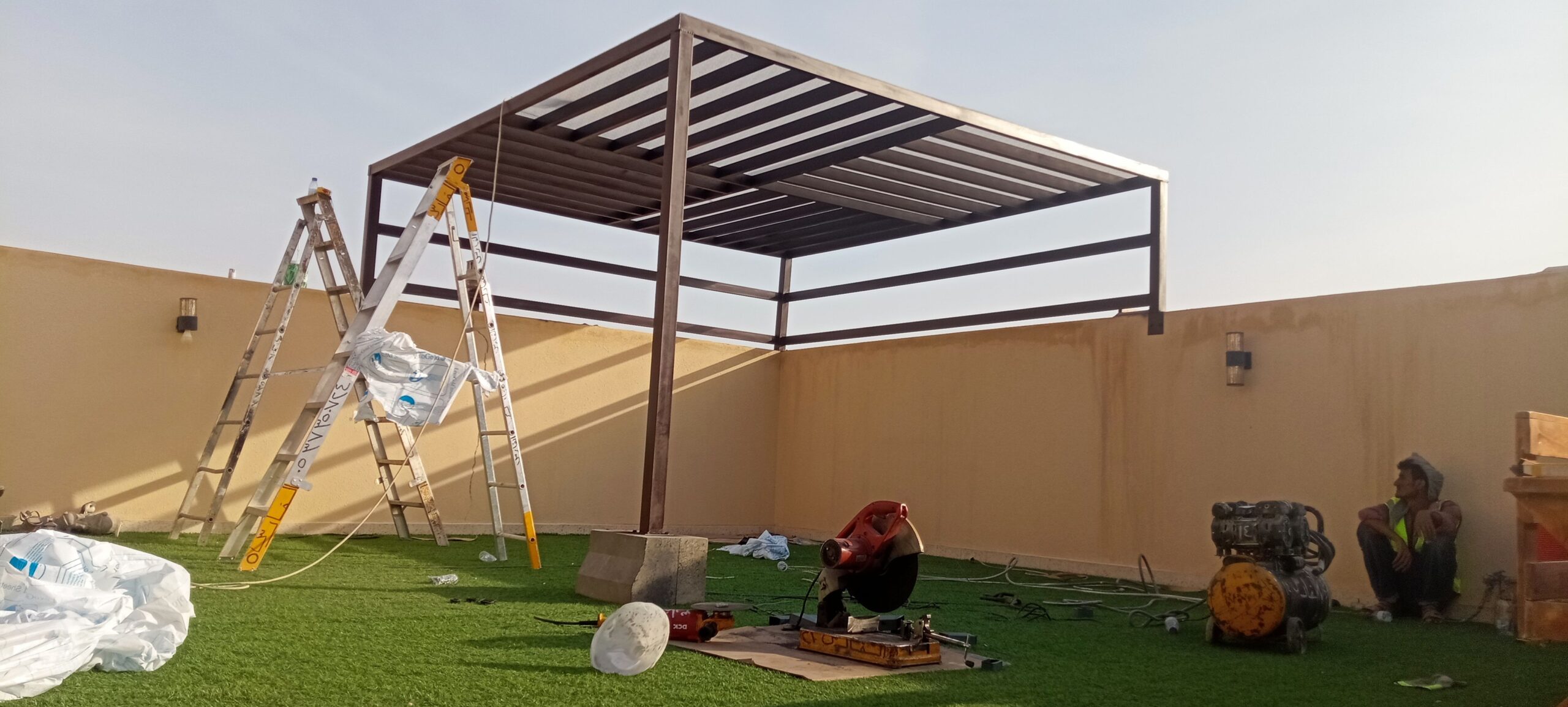 مضلات وسواتر وجلسات وهناجر مستودعات ساندويش بانل و