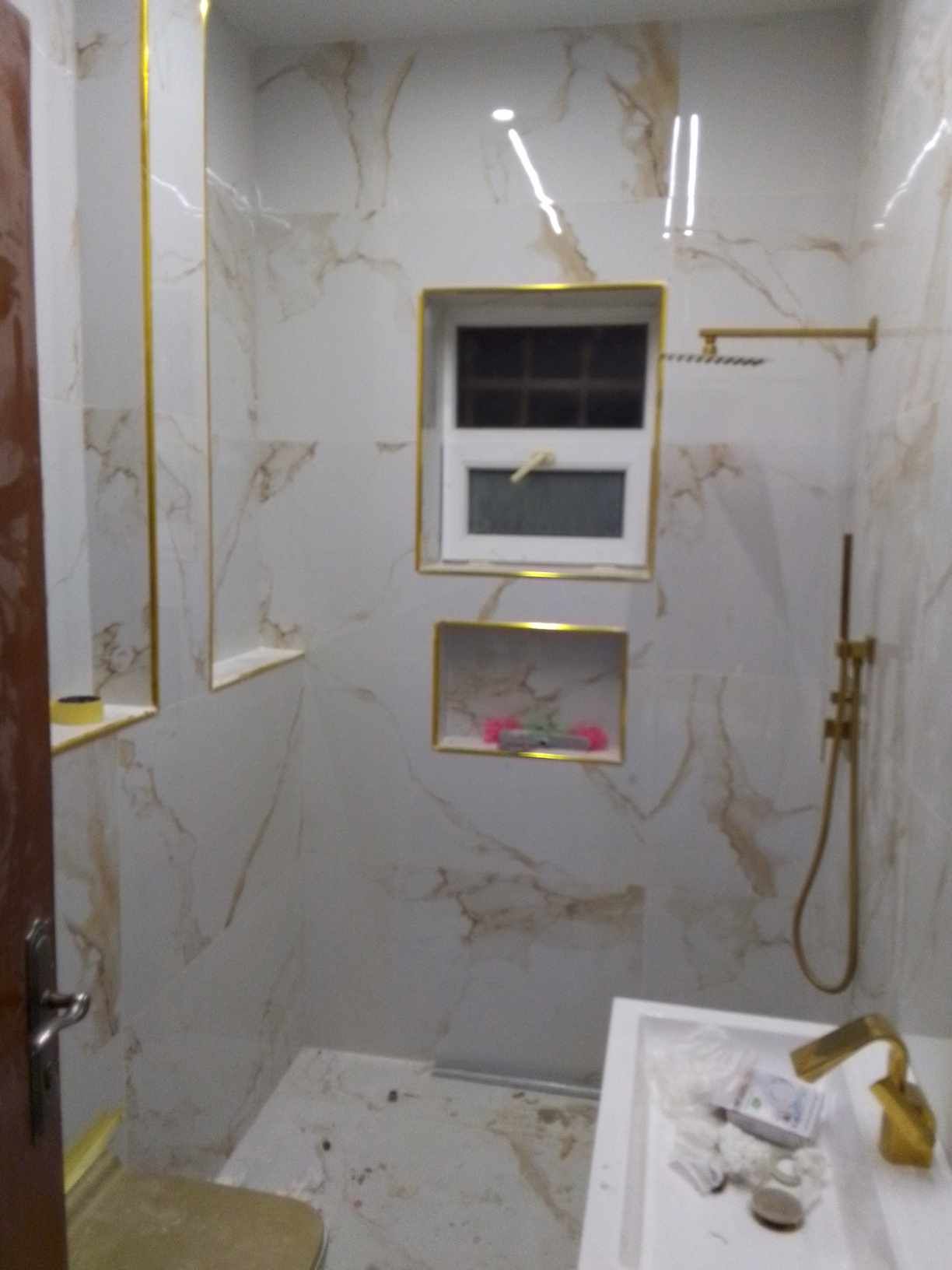 معلم بلاط وجميع انواع السيراميك والبورسلين والبرقي