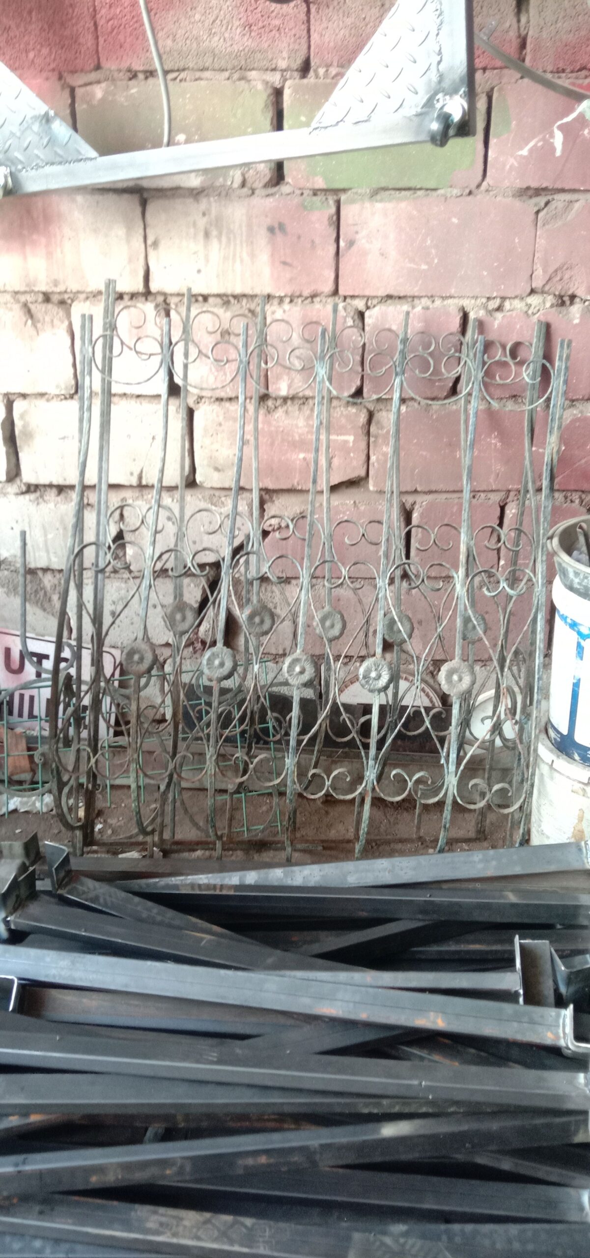 مضلات سيارات وجميع اعمال الحداده هناقر سواتر جلسات