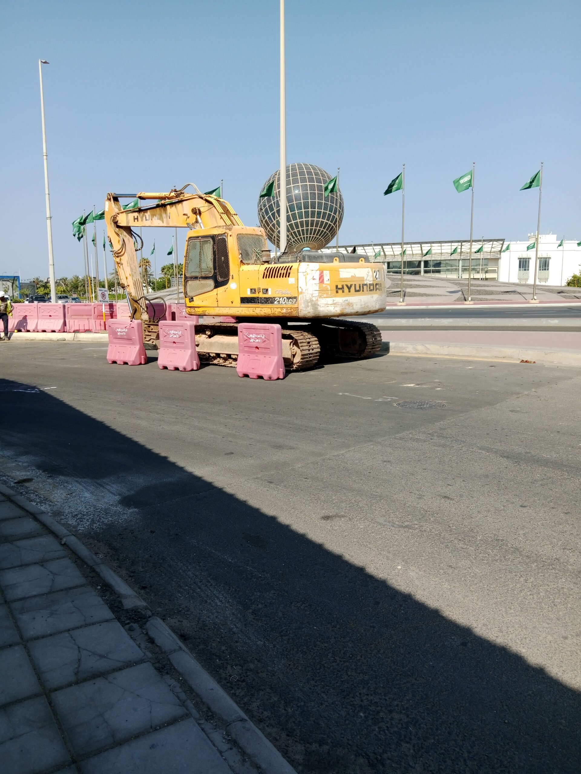 يوجد لدينا بوكلين ل حفر الارضي وترحيل المخلفات نشت