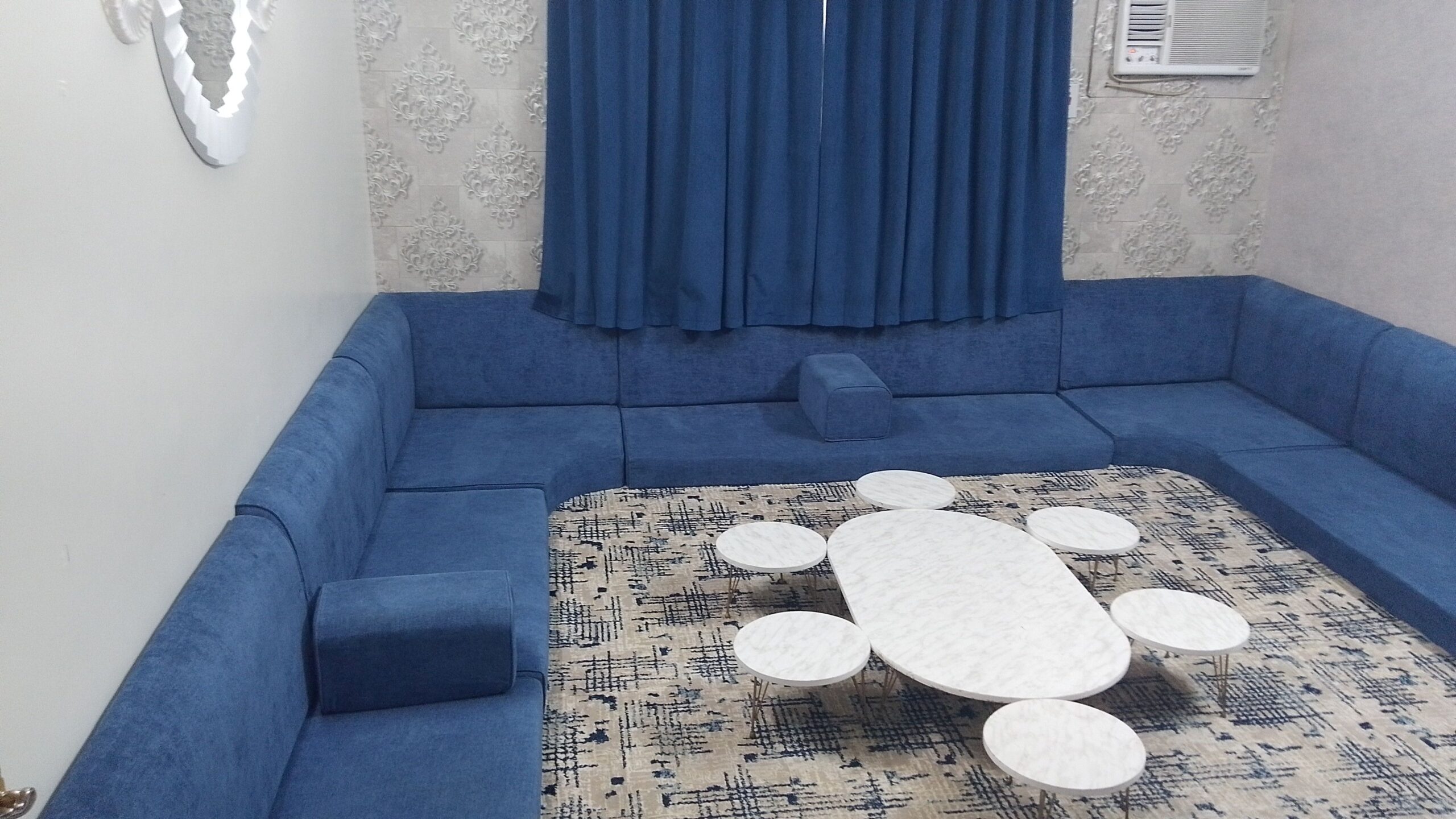 مجلس ارضي شبه الجديد بسعر 800 ريال شامل الفرشه وال