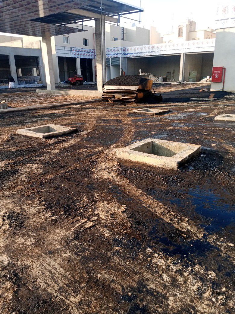 متخصصون في تنفيذ اعمال اسفلت طريق شوارع مواقف