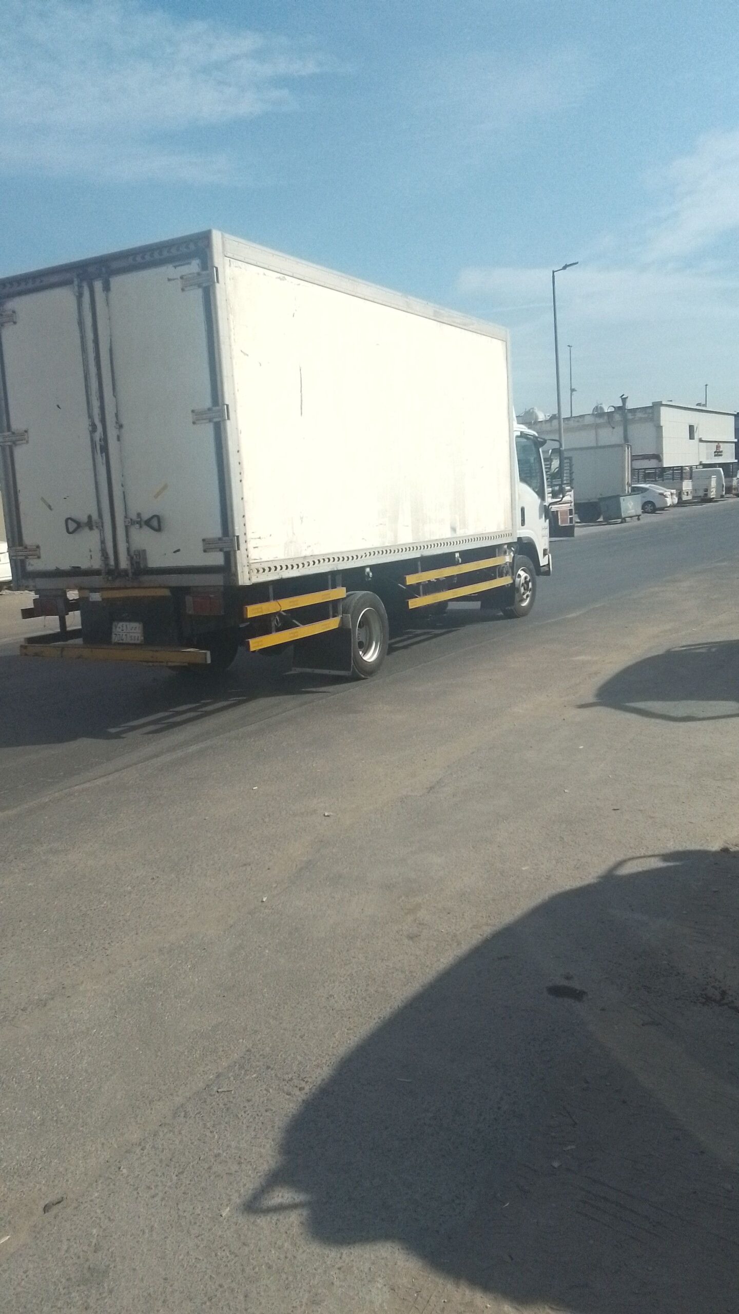 يوجد لدينا دينا لنقل العفش ولاغراض