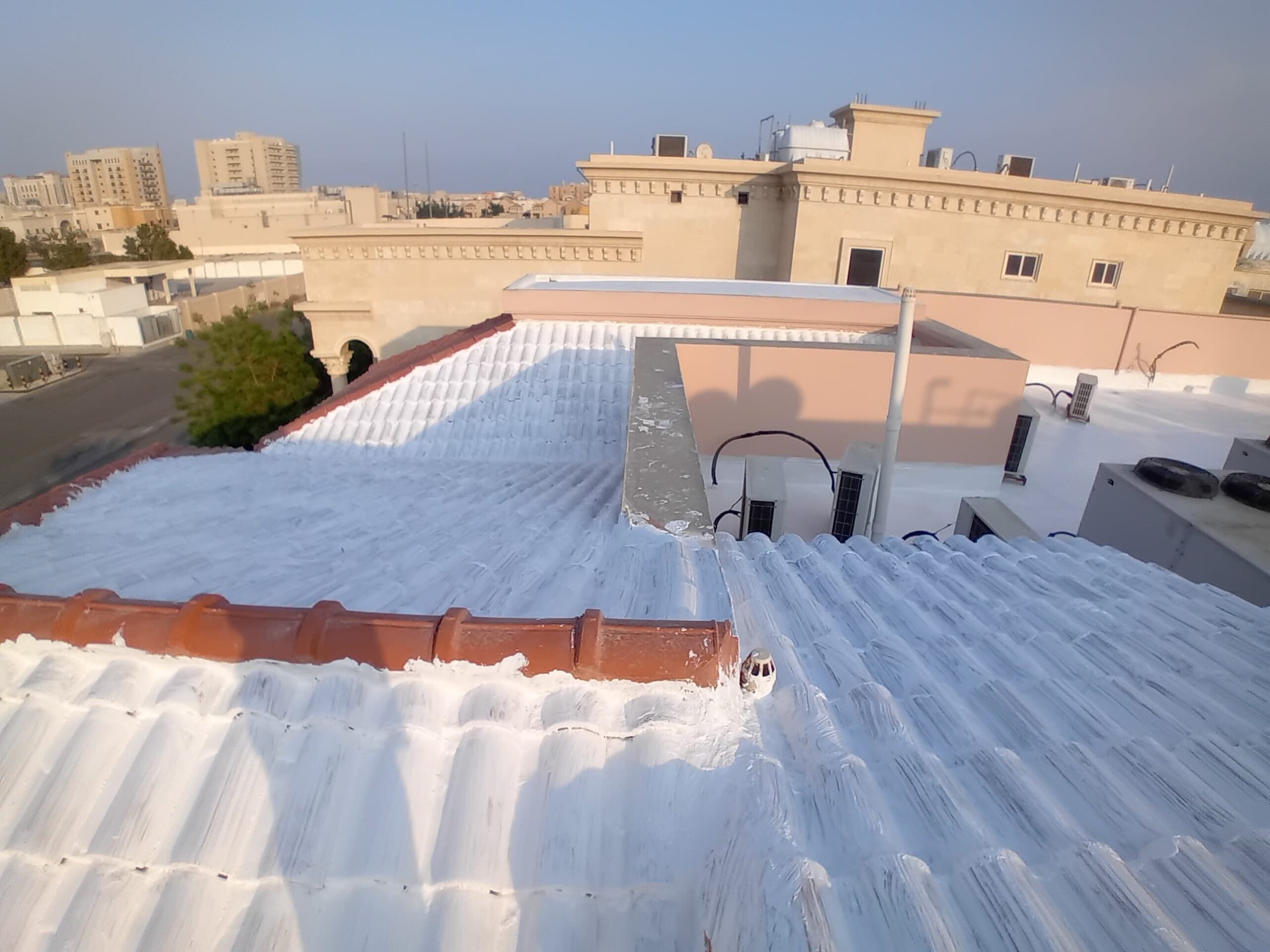 تركيب عوازل اسطح مانعه لتسرب المياه واحافضه من الت