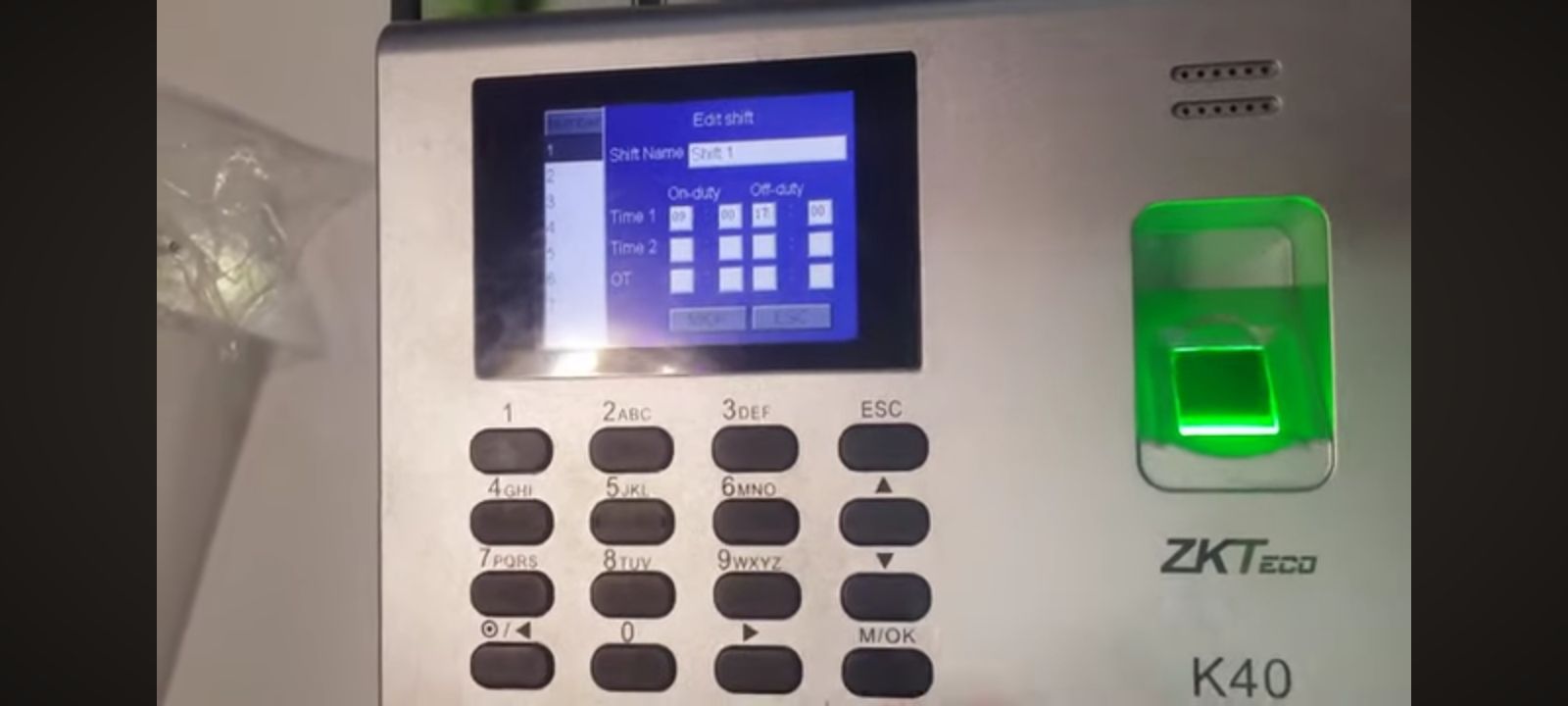 فنى كاميرات مراقبة واجهزة البصمة وانتركوم