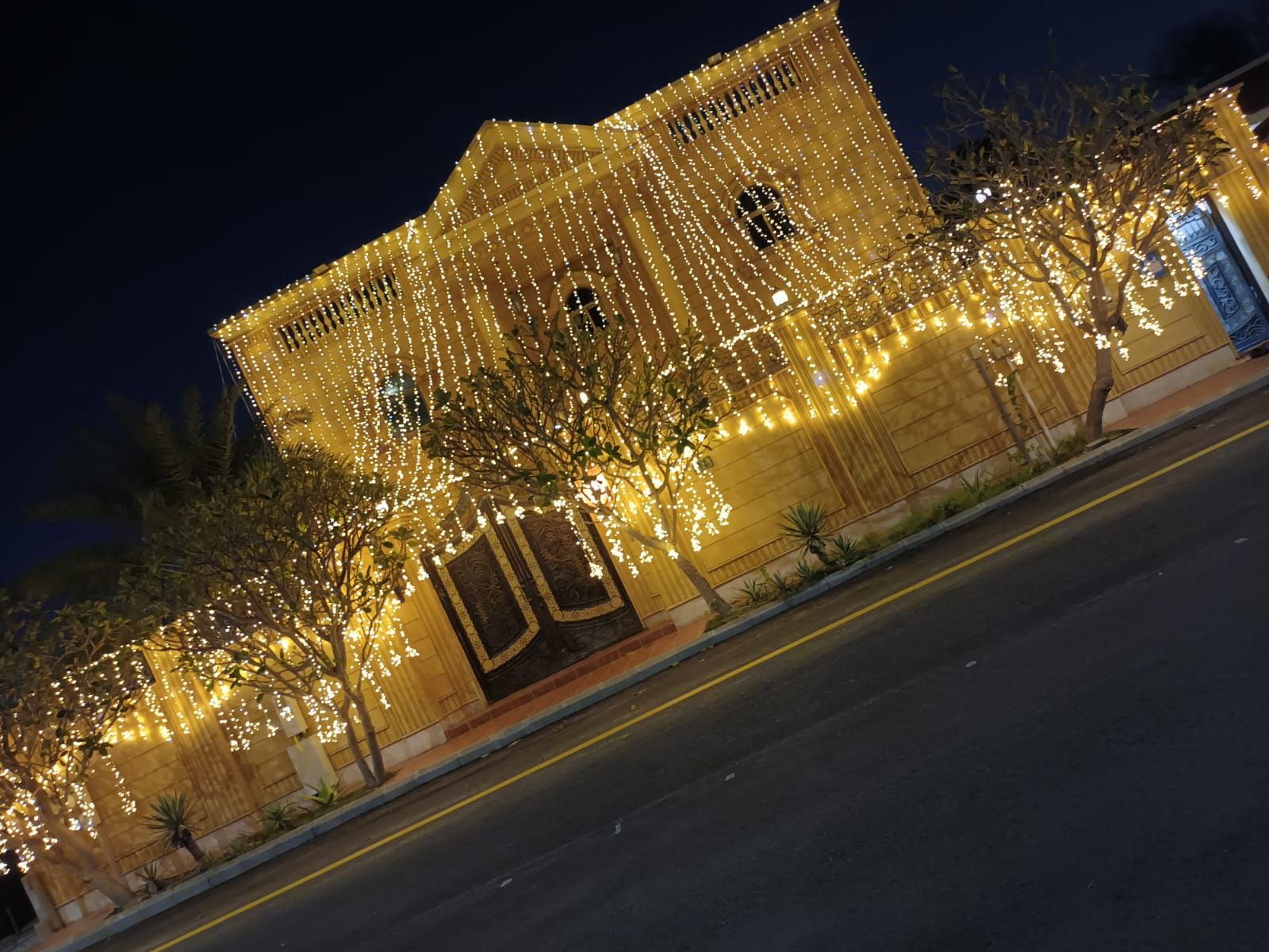 تاجير كراسي وطاولات وسماعات وزل ومكيفات وجلسات شعب