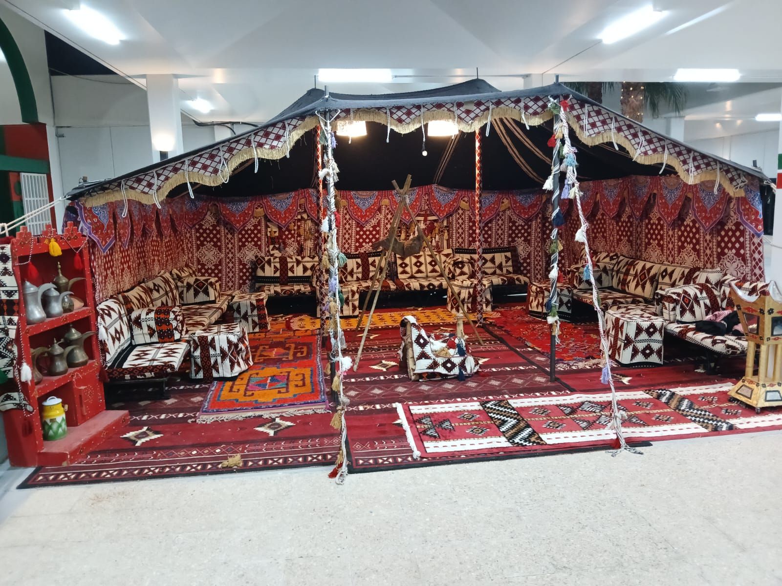 تاجير كراسي وطاولات وسماعات وزل ومكيفات وجلسات شعب