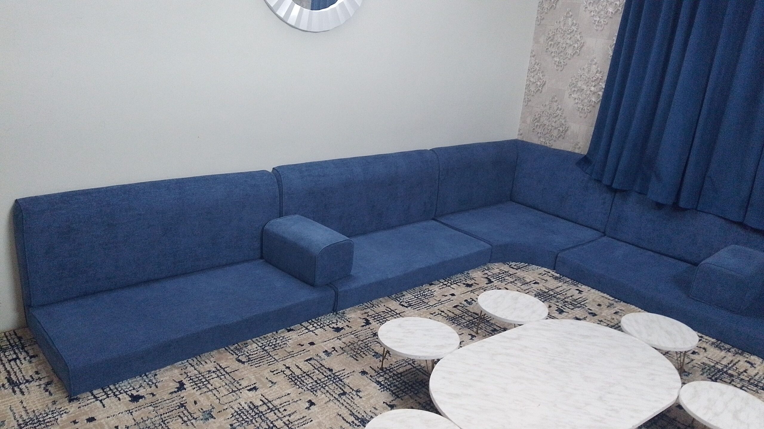 مجلس ارضي شبه الجديد بسعر 800 ريال شامل الفرشه وال