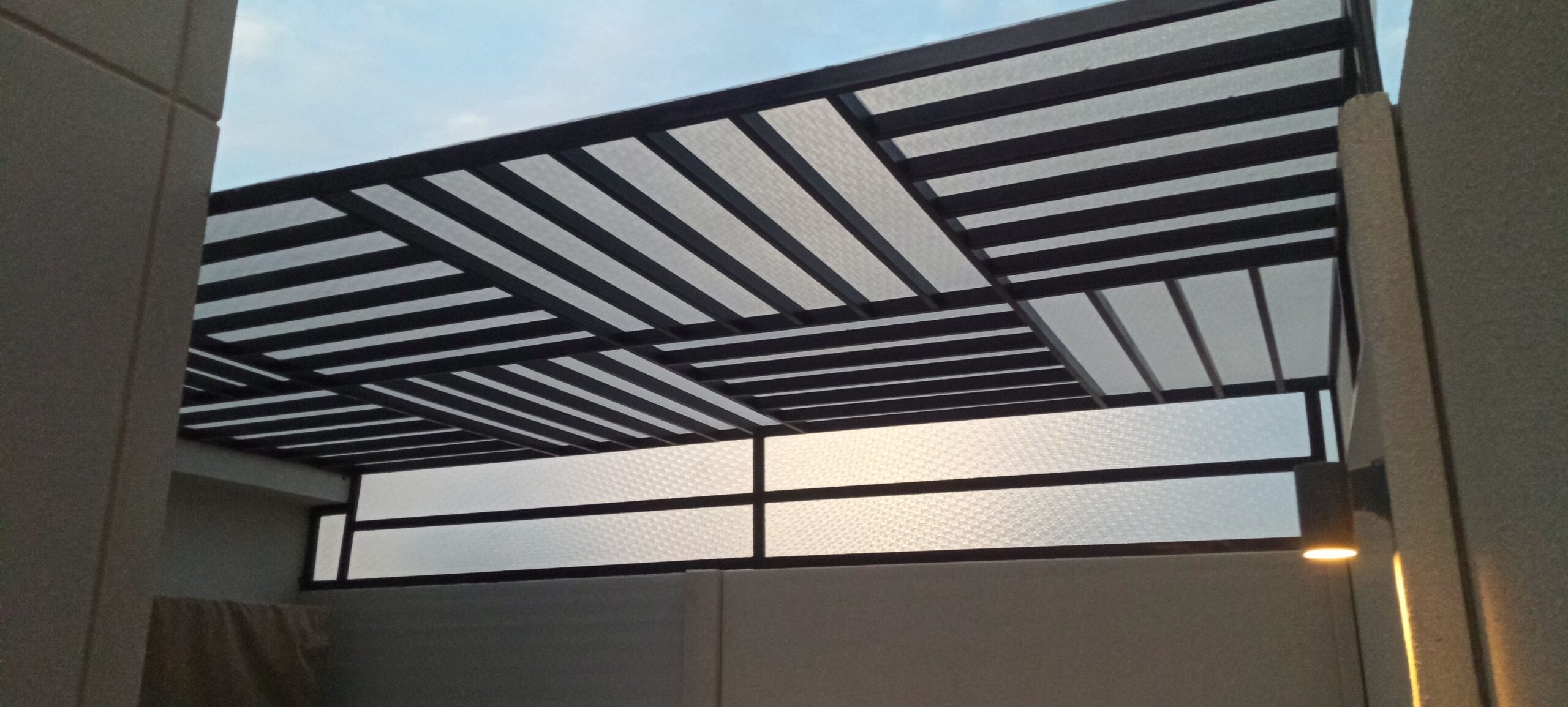 مضلات وسواتر وجلسات وهناجر مستودعات ساندويش بانل و