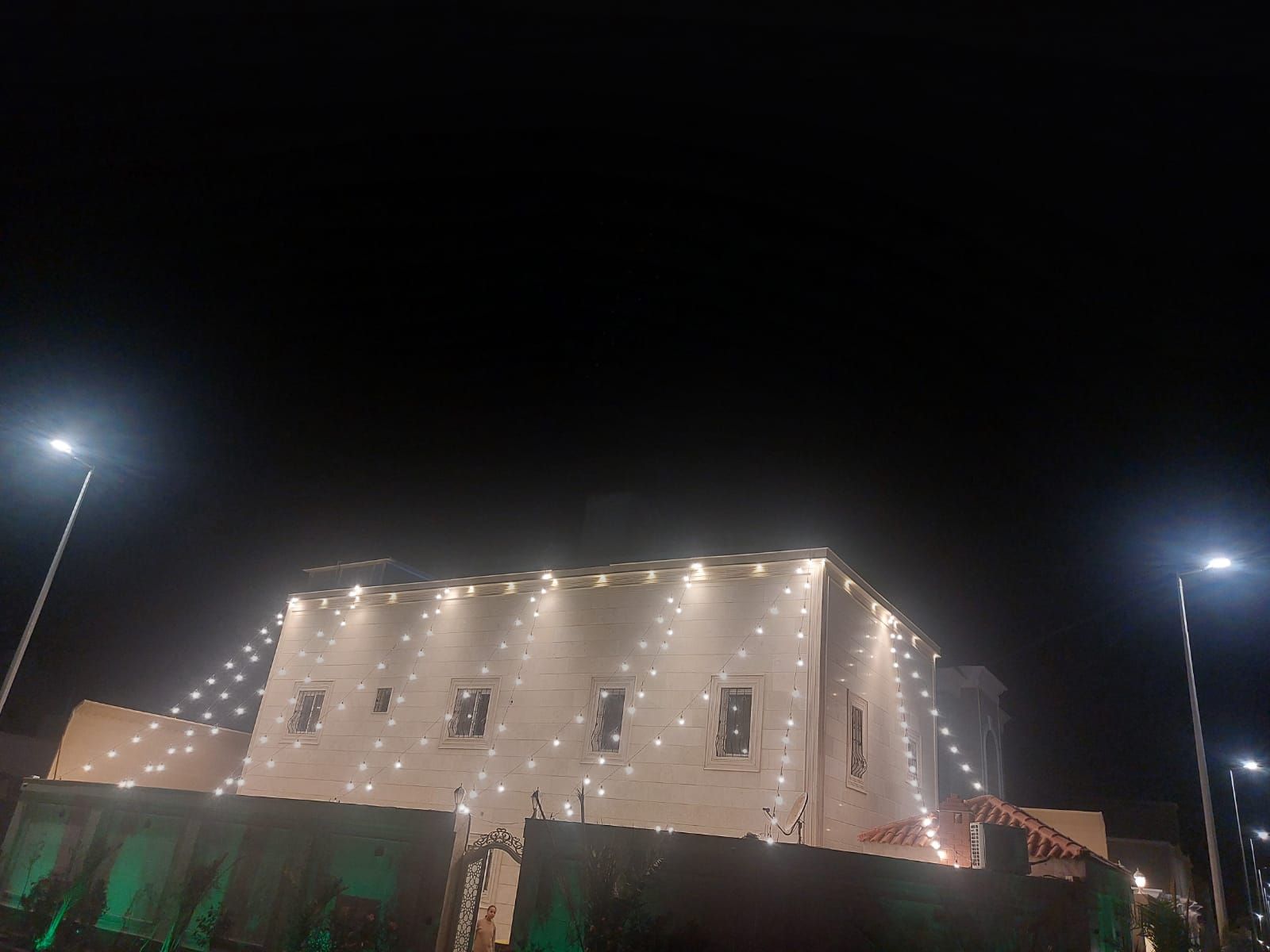 تاجير كراسي وطاولات وسماعات وزل ومكيفات وجلسات شعب