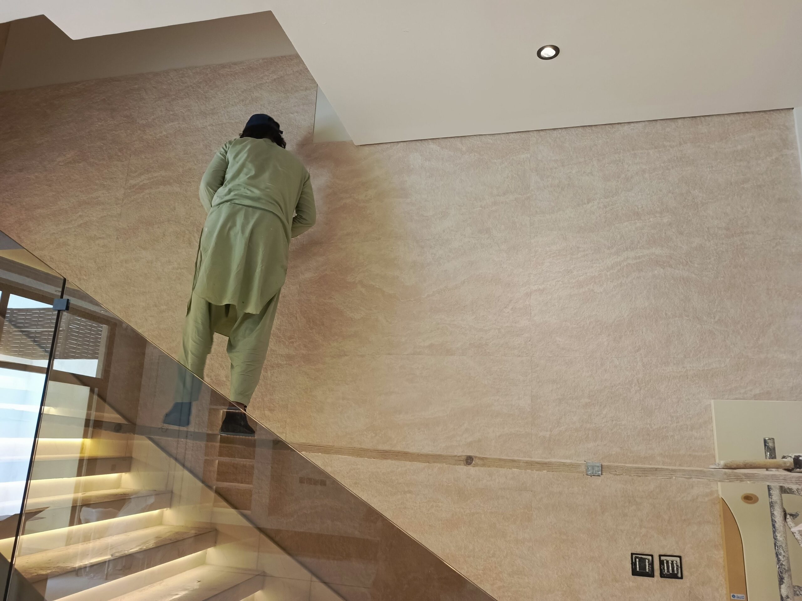 معلم تركيب صفائح حجري صفائح طيني داخلي او خارجي في