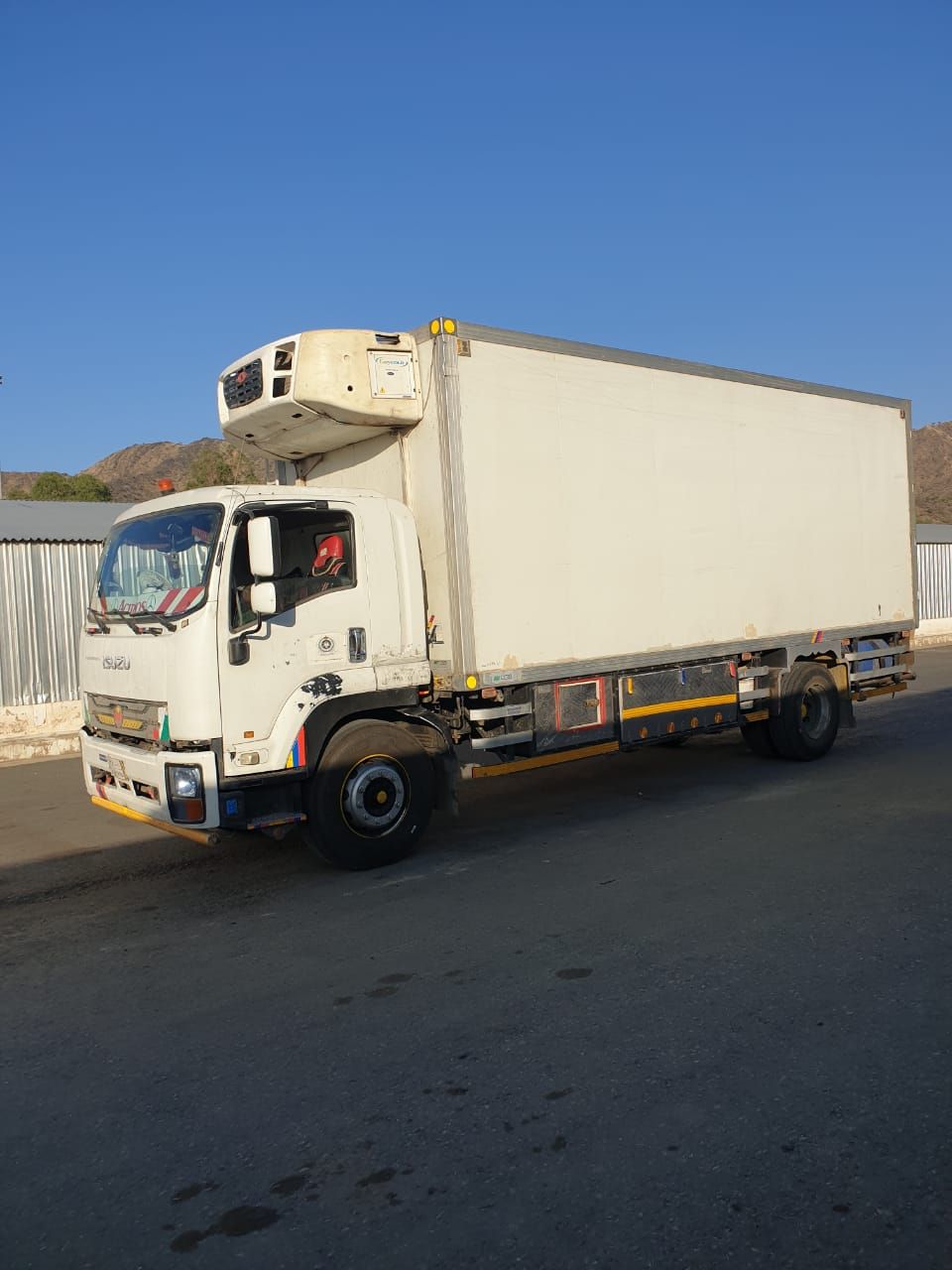 يوجد لدينا دينا لنقل العفش والاغراض