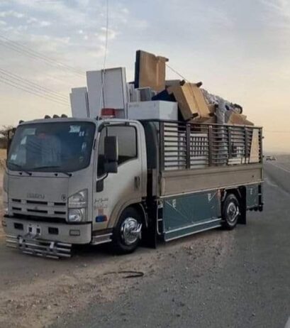 سيارة وعمال لنقل الاغراض