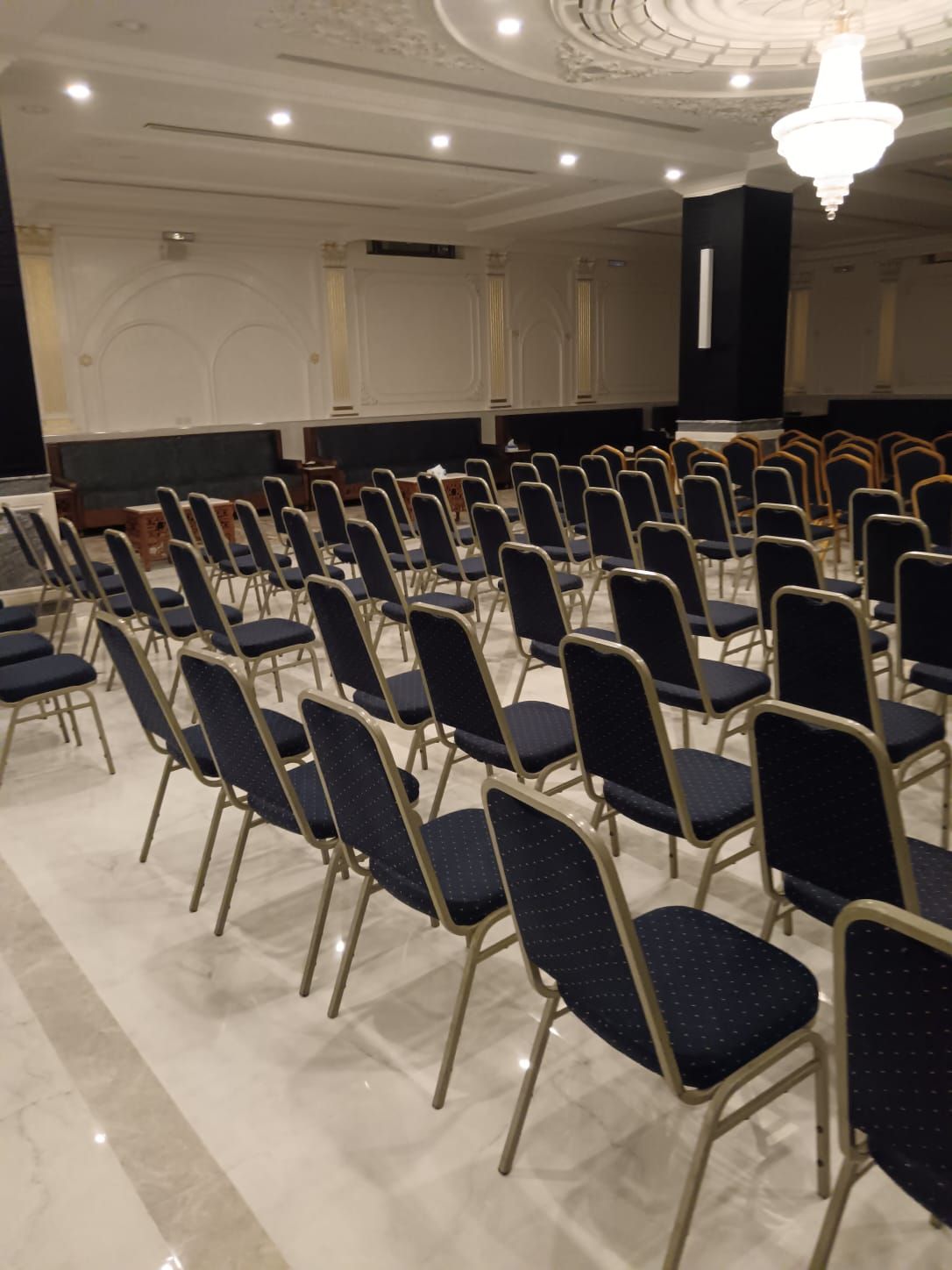 تاجير كراسي وطاولات وسماعات وزل ومكيفات وجلسات شعب