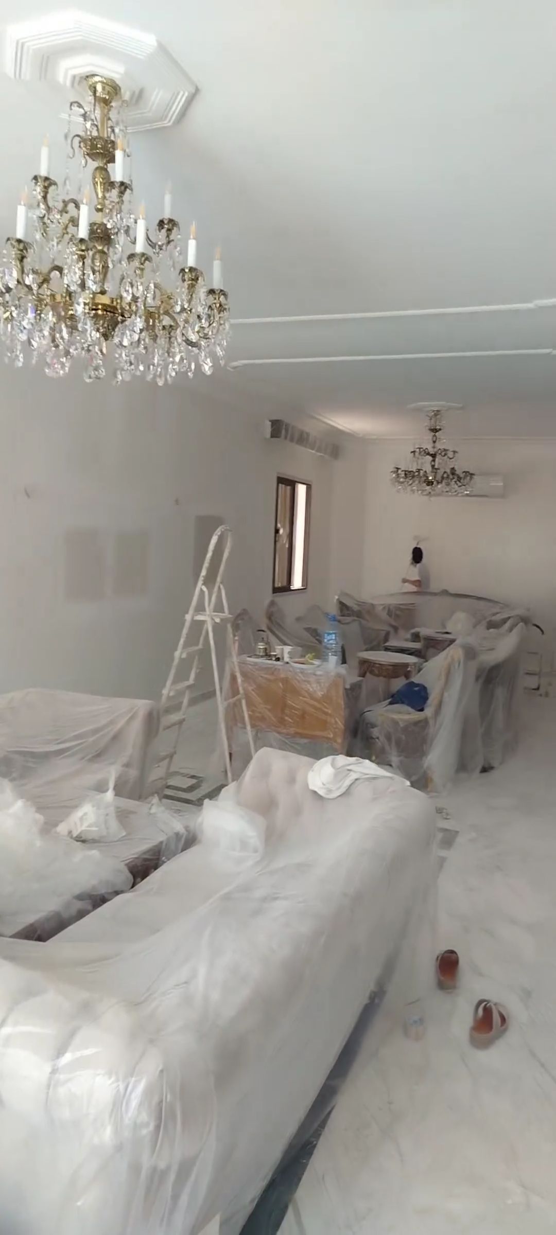 معلم دهانات وديكورات متمكن اتقان بالعمل ودقة بالمو