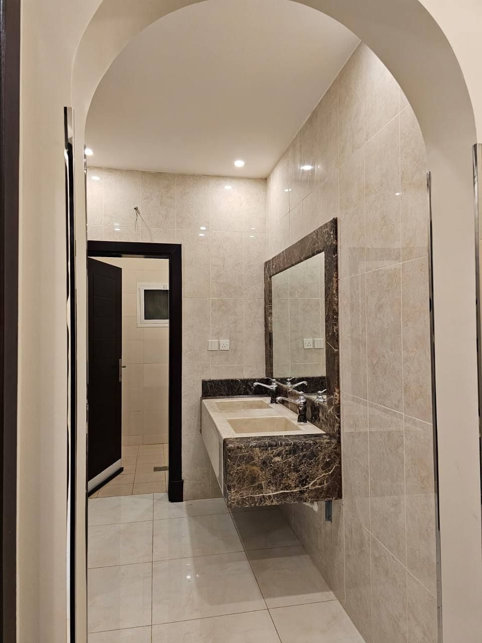 السلامه جدة: للإيجار شقة كبيرة في السلامة، شمال جد