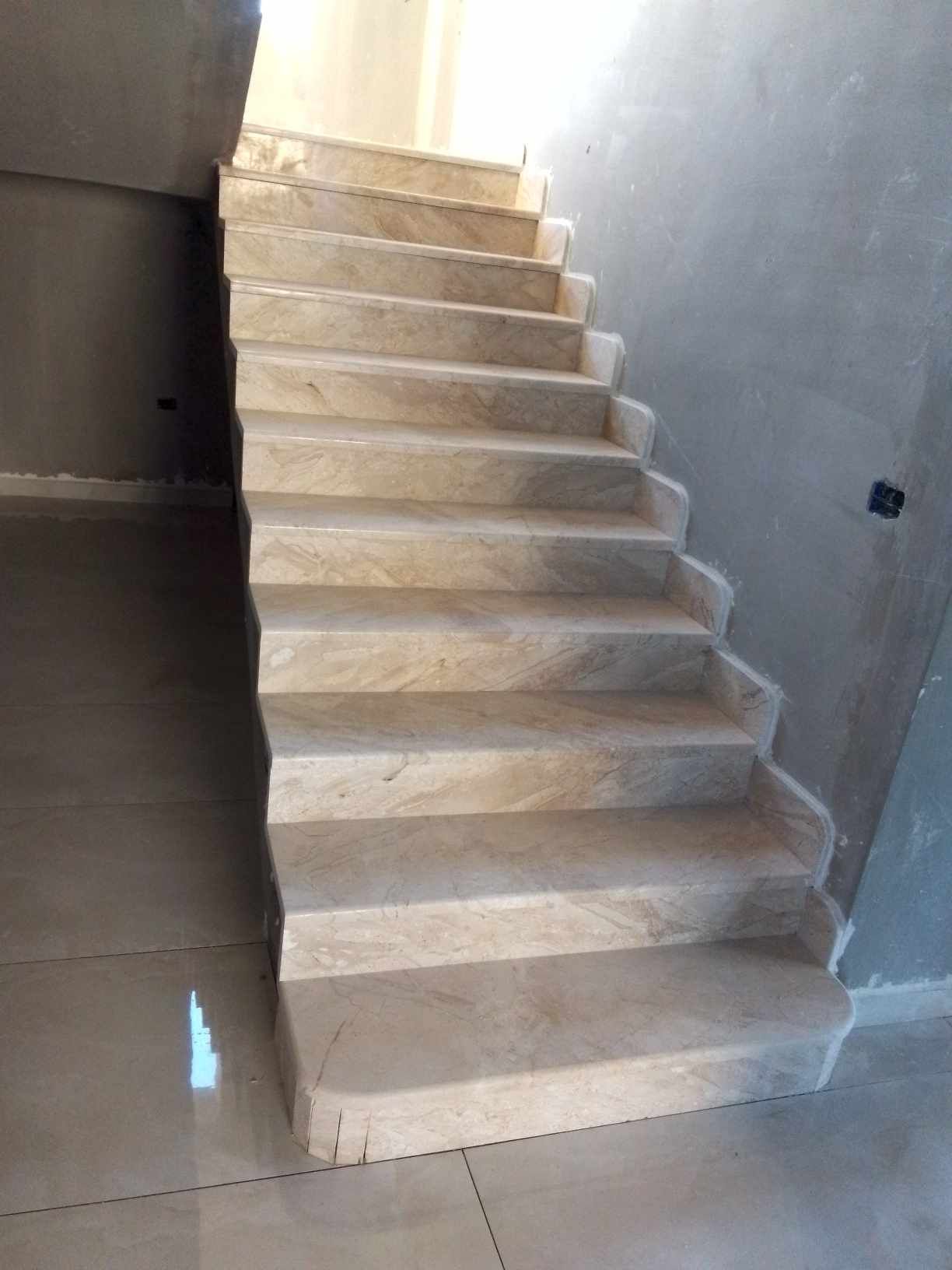 معلم بلاط وجميع انواع السيراميك والبورسلين والبرقي