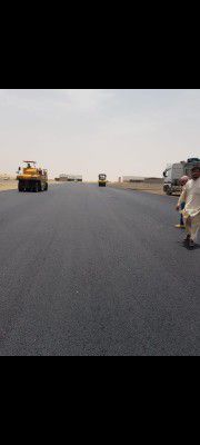 متخصصون في تنفيذ اعمال اسفلت طريق شوارع مواقف