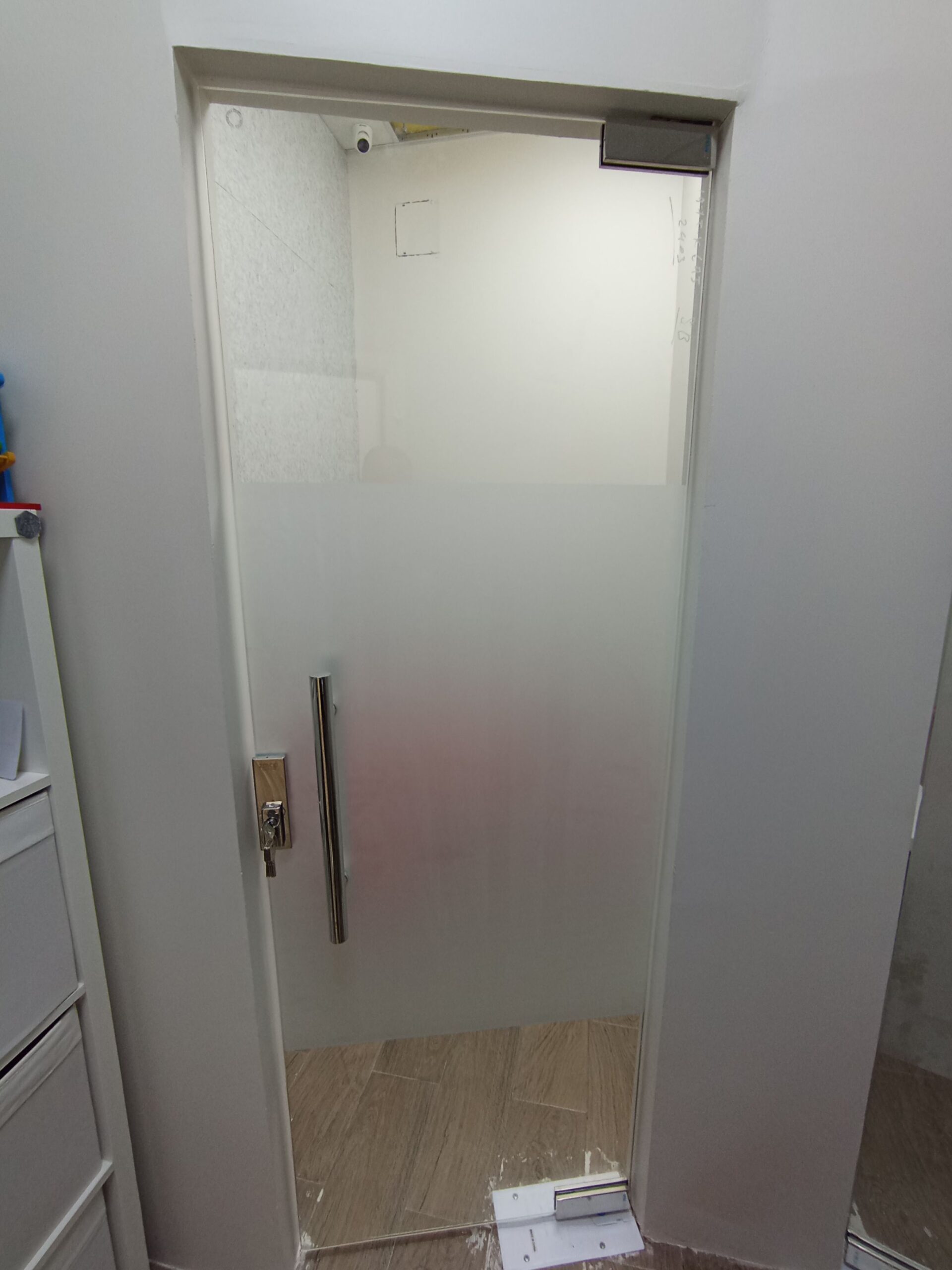 زجاج سكريت تركيب ابواب وصيانه فورية 0535308137