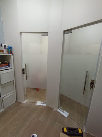 زجاج سكريت تركيب ابواب وصيانه فورية 0535308137