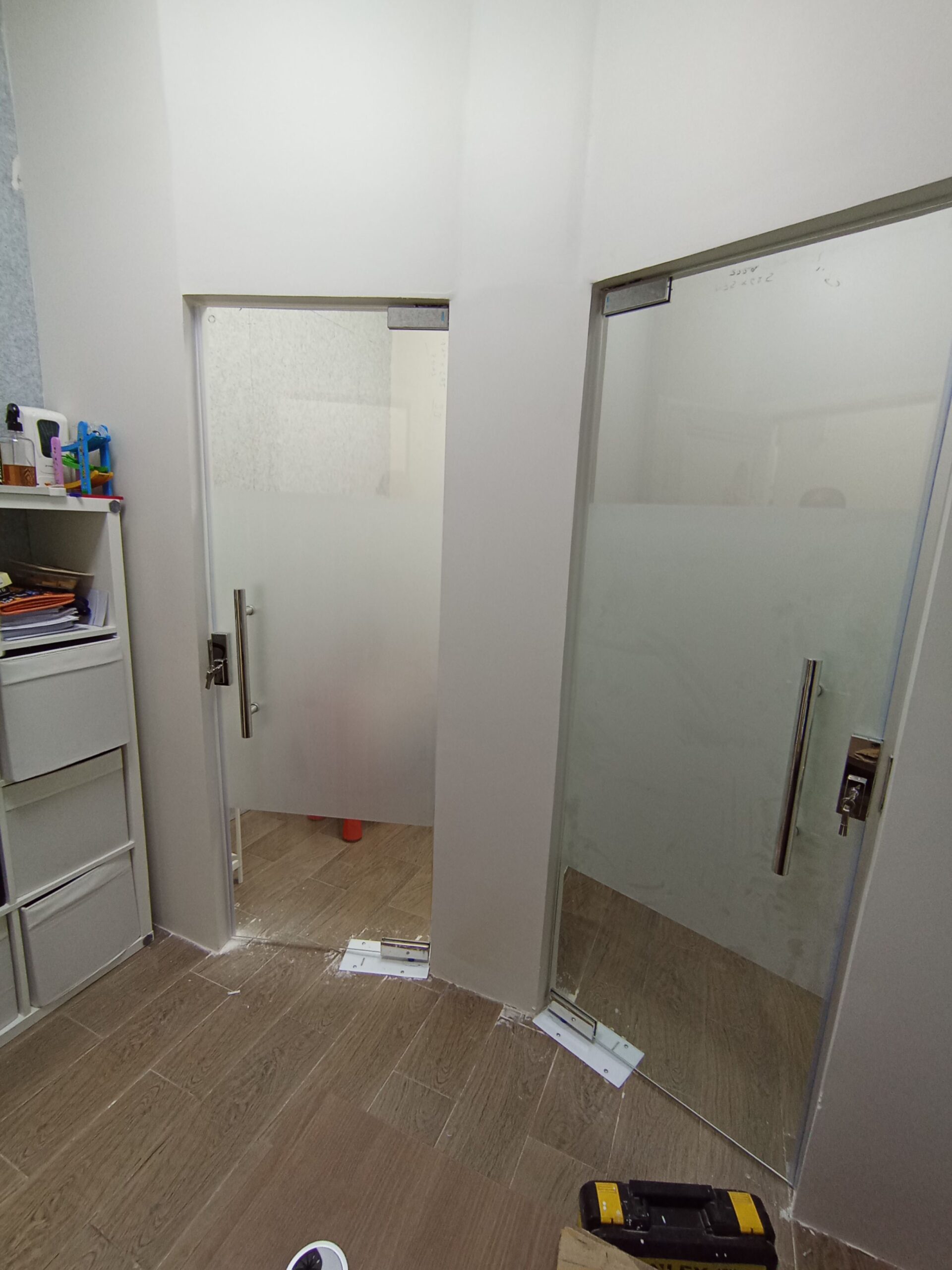 زجاج سكريت تركيب ابواب وصيانه فورية 0535308137