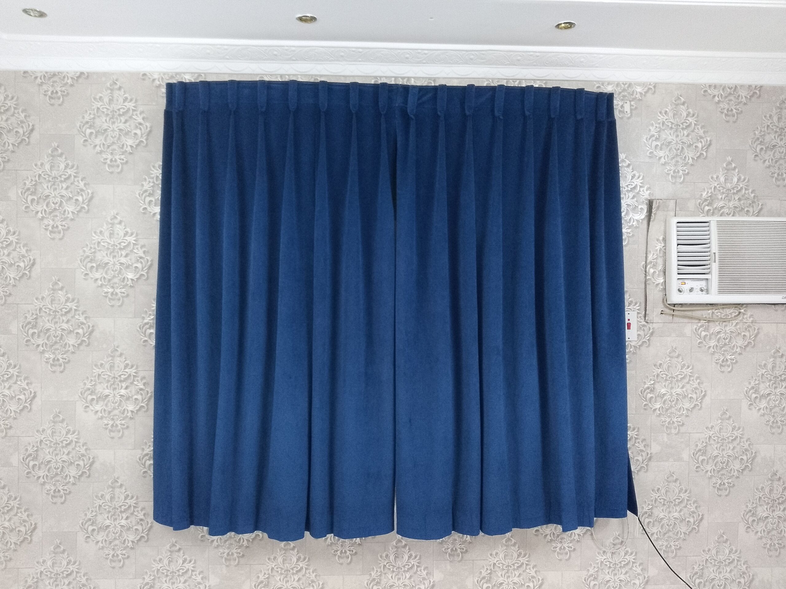 مجلس ارضي شبه الجديد بسعر 800 ريال شامل الفرشه وال