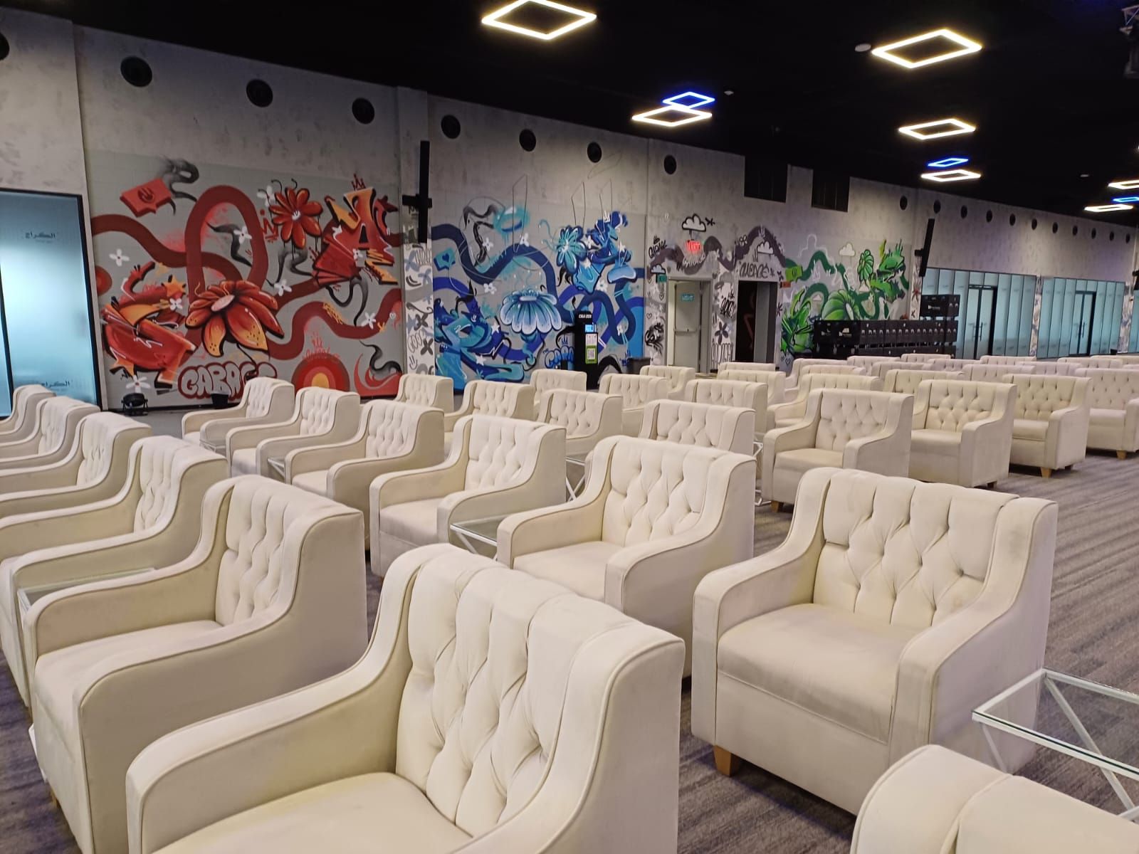 تاجير كراسي وطاولات وسماعات وزل ومكيفات وجلسات شعب