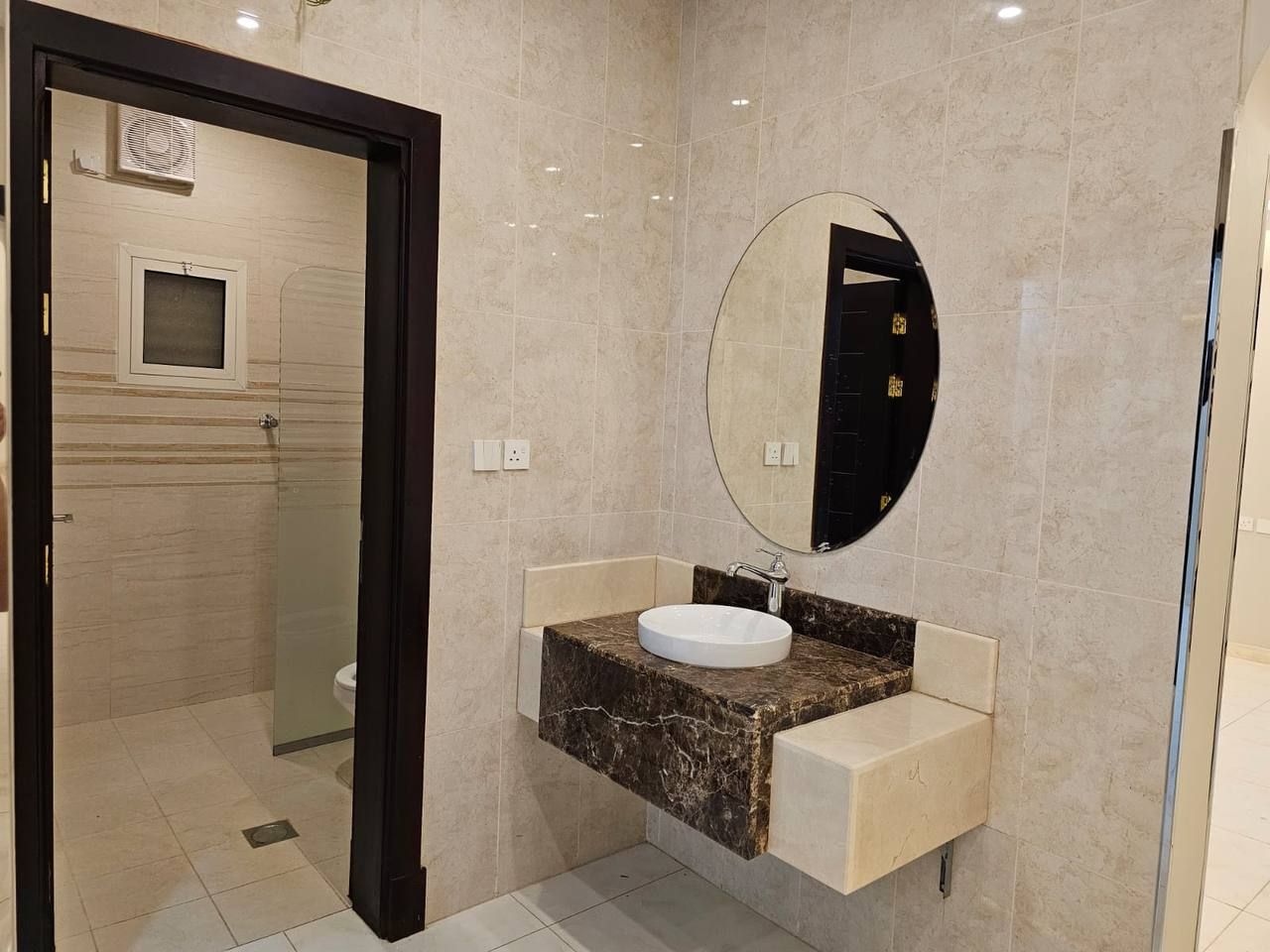 السلامه جدة: للإيجار شقة كبيرة في السلامة، شمال جد