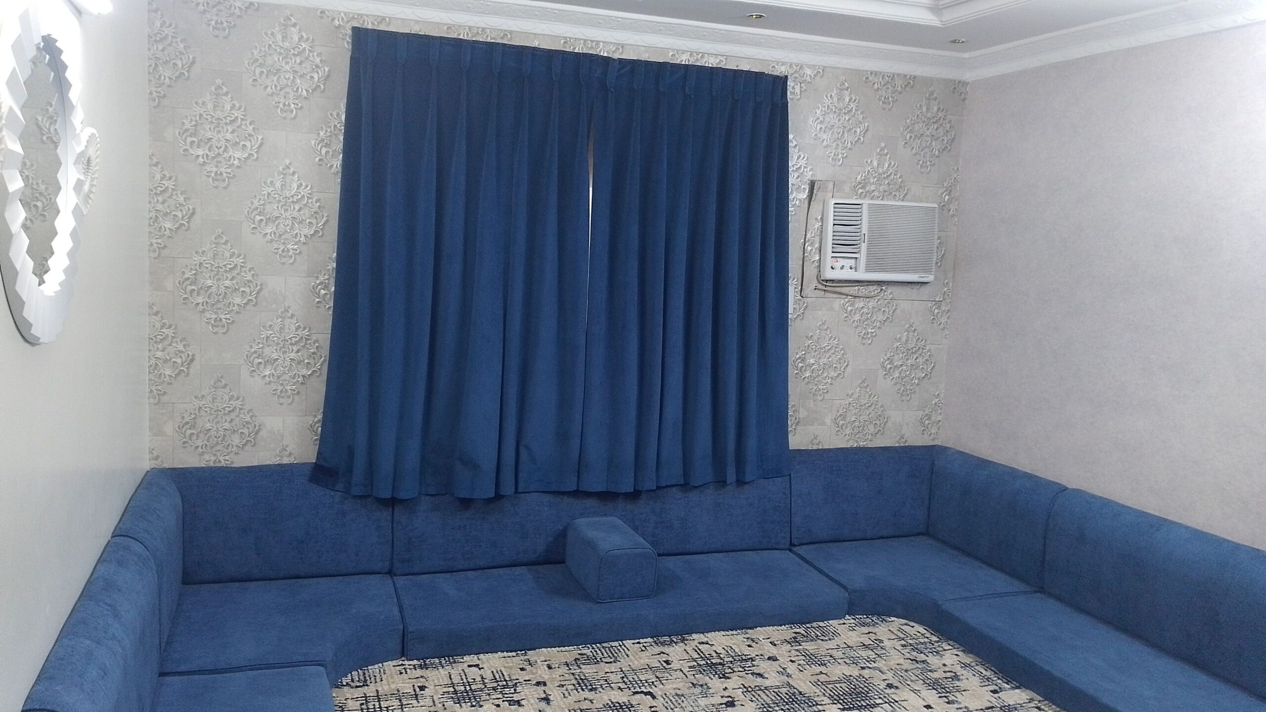 مجلس ارضي شبه الجديد بسعر 800 ريال شامل الفرشه وال